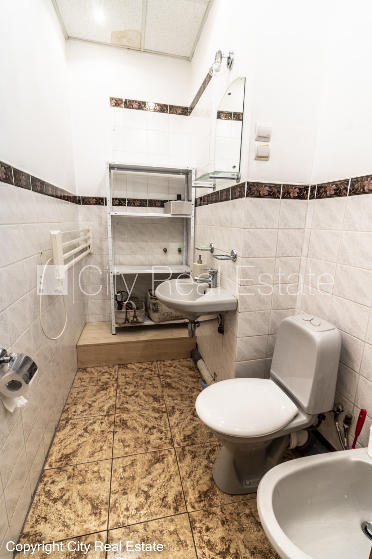 Sludinājumi. Pagalma māja, renovēta māja, slēgts pagalms, ieeja no pagalma, kāpņu telpa pēc kosmētiskā remonta, Cena: 265000 EUR Foto #21