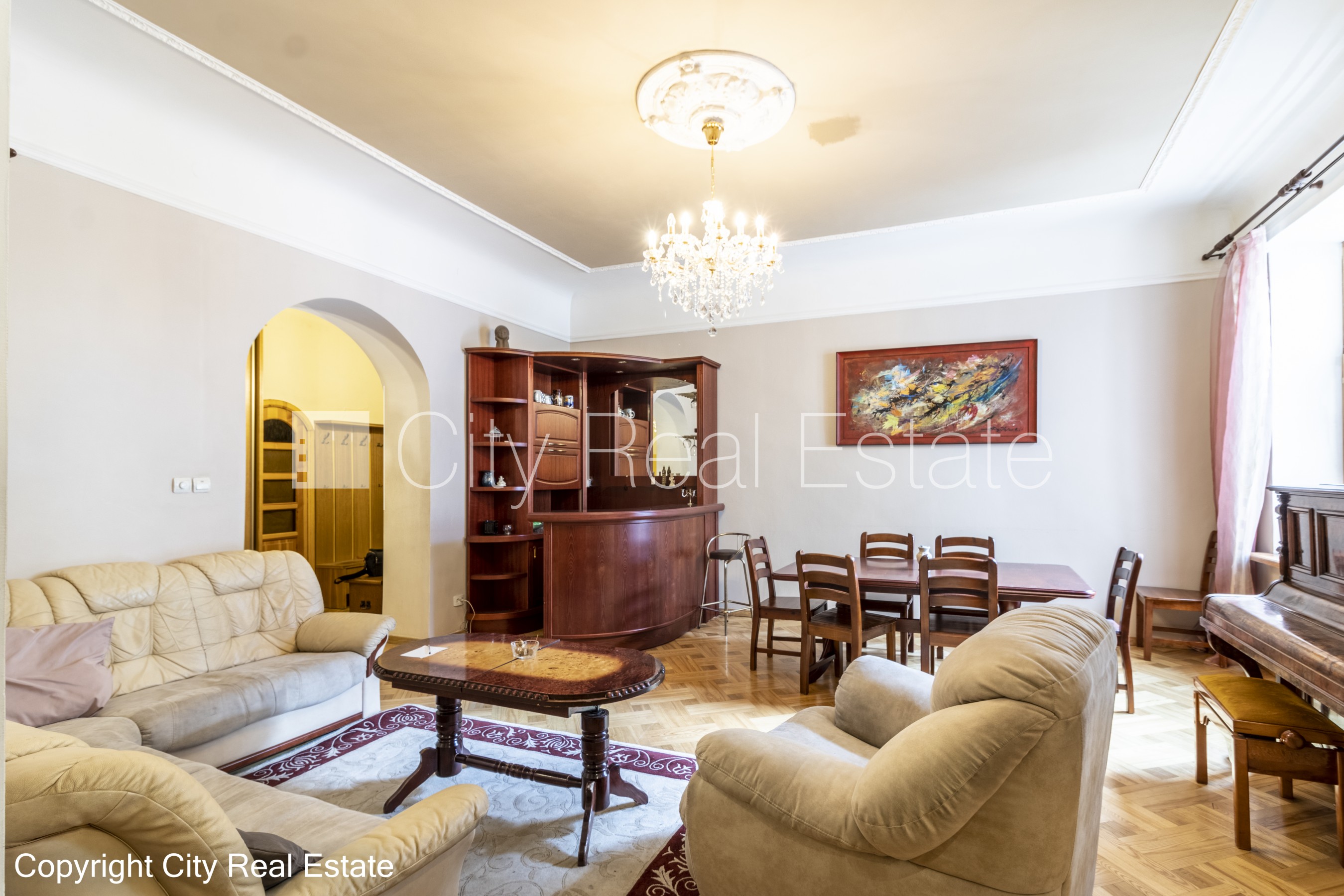 Sludinājumi. Pagalma māja, renovēta māja, slēgts pagalms, ieeja no pagalma, kāpņu telpa pēc kosmētiskā remonta, Cena: 265000 EUR Foto #1