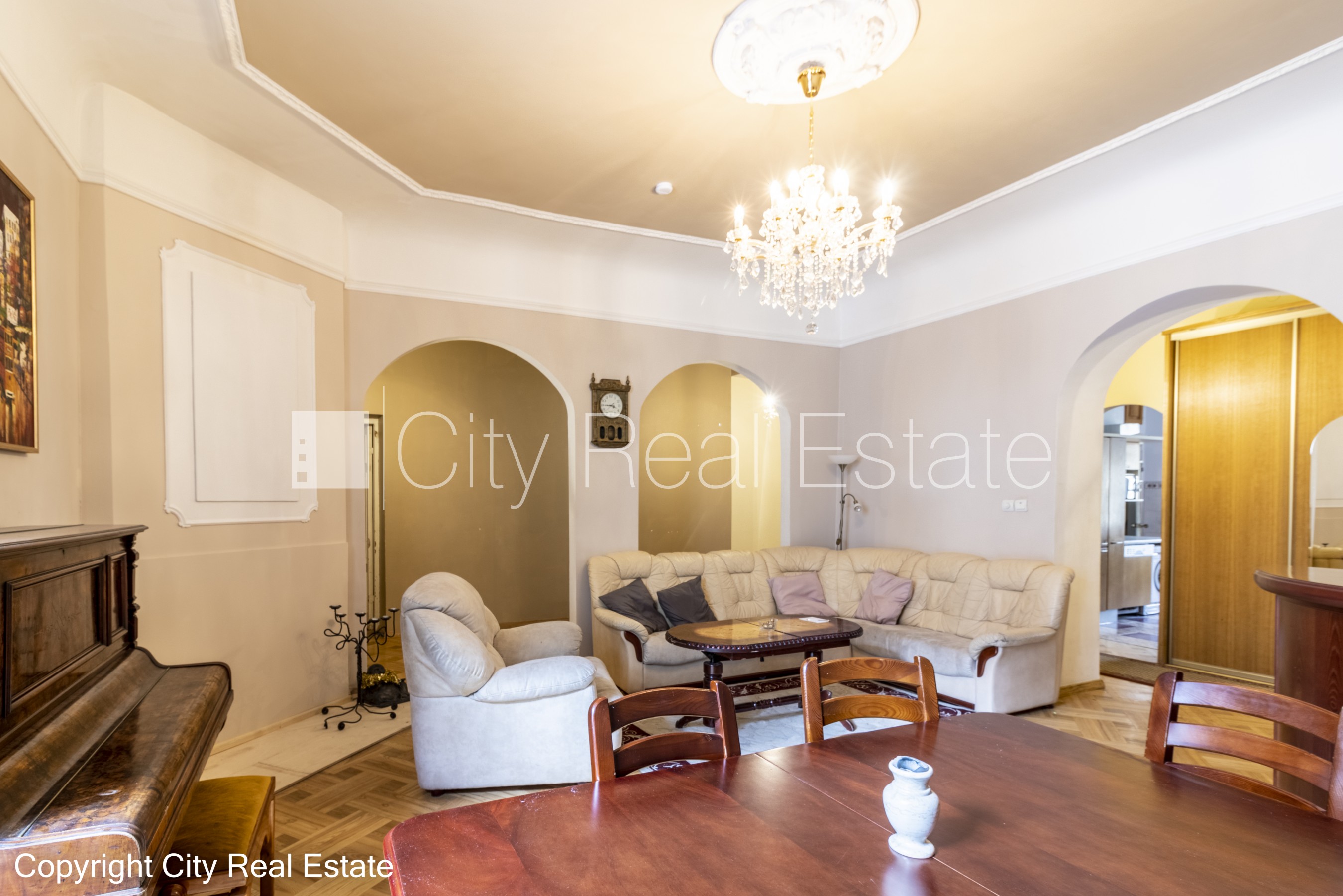 Sludinājumi. Pagalma māja, renovēta māja, slēgts pagalms, ieeja no pagalma, kāpņu telpa pēc kosmētiskā remonta, Cena: 265000 EUR Foto #3