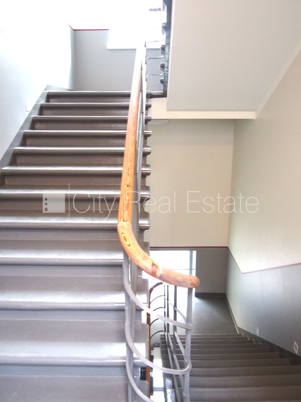 Sludinājumi. Renovēta māja, labiekārtots apzaļumots pagalms, ieeja no ielas, ir lifts, kāpņu telpa pēc kapitālā Cena: 1100 EUR/mēn Foto #8