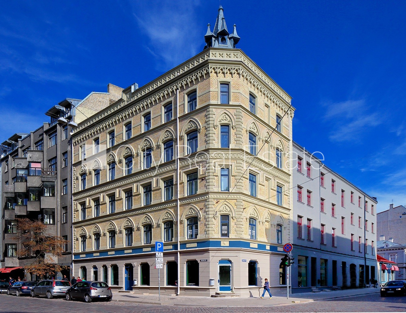 Sludinājumi. Renovēta māja, labiekārtots apzaļumots pagalms, ieeja no ielas, ir lifts, kāpņu telpa pēc kapitālā Cena: 1100 EUR/mēn Foto #9