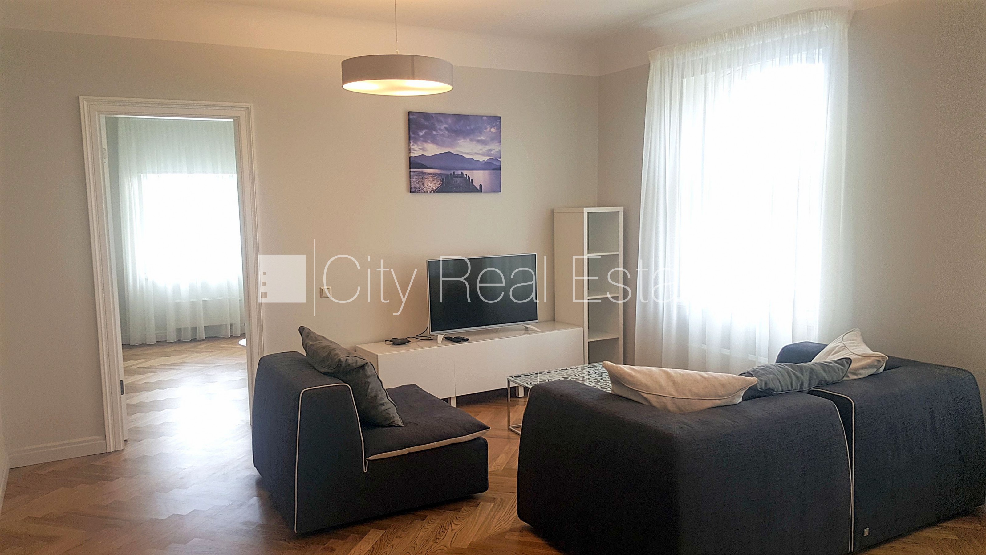 Sludinājumi. Renovēta māja, labiekārtots apzaļumots pagalms, ieeja no ielas, ir lifts, kāpņu telpa pēc kapitālā Cena: 1100 EUR/mēn Foto #1