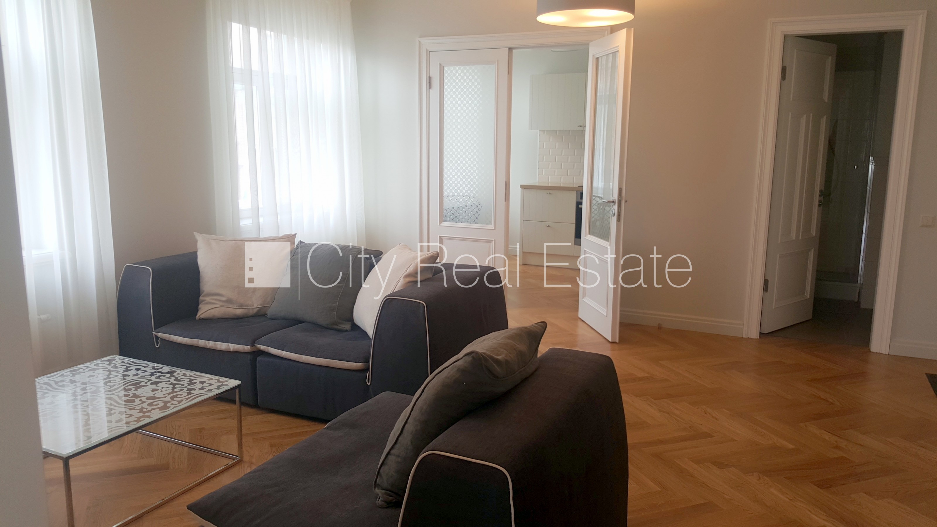 Sludinājumi. Renovēta māja, labiekārtots apzaļumots pagalms, ieeja no ielas, ir lifts, kāpņu telpa pēc kapitālā Cena: 1100 EUR/mēn Foto #2