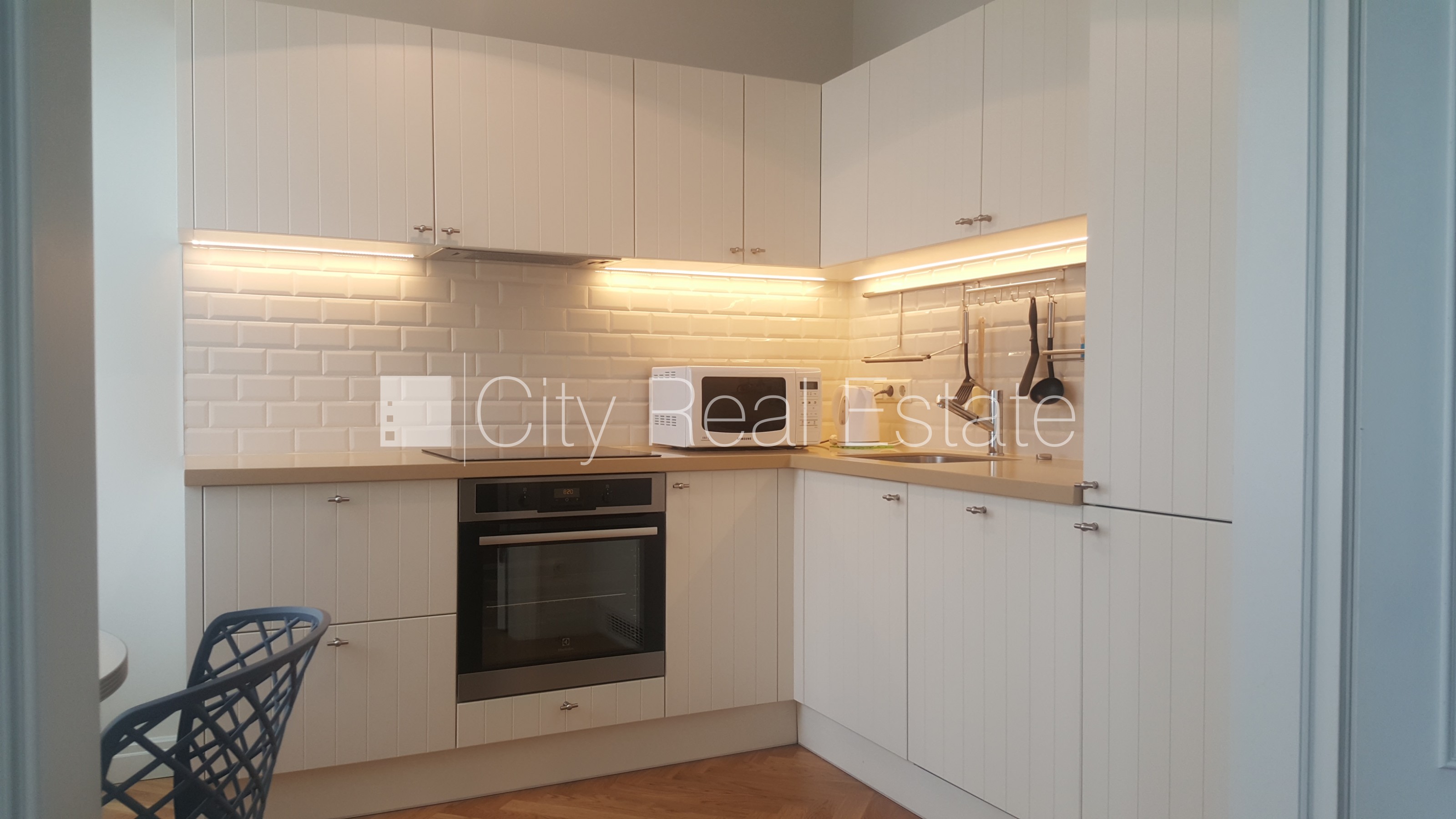 Sludinājumi. Renovēta māja, labiekārtots apzaļumots pagalms, ieeja no ielas, ir lifts, kāpņu telpa pēc kapitālā Cena: 1100 EUR/mēn Foto #3