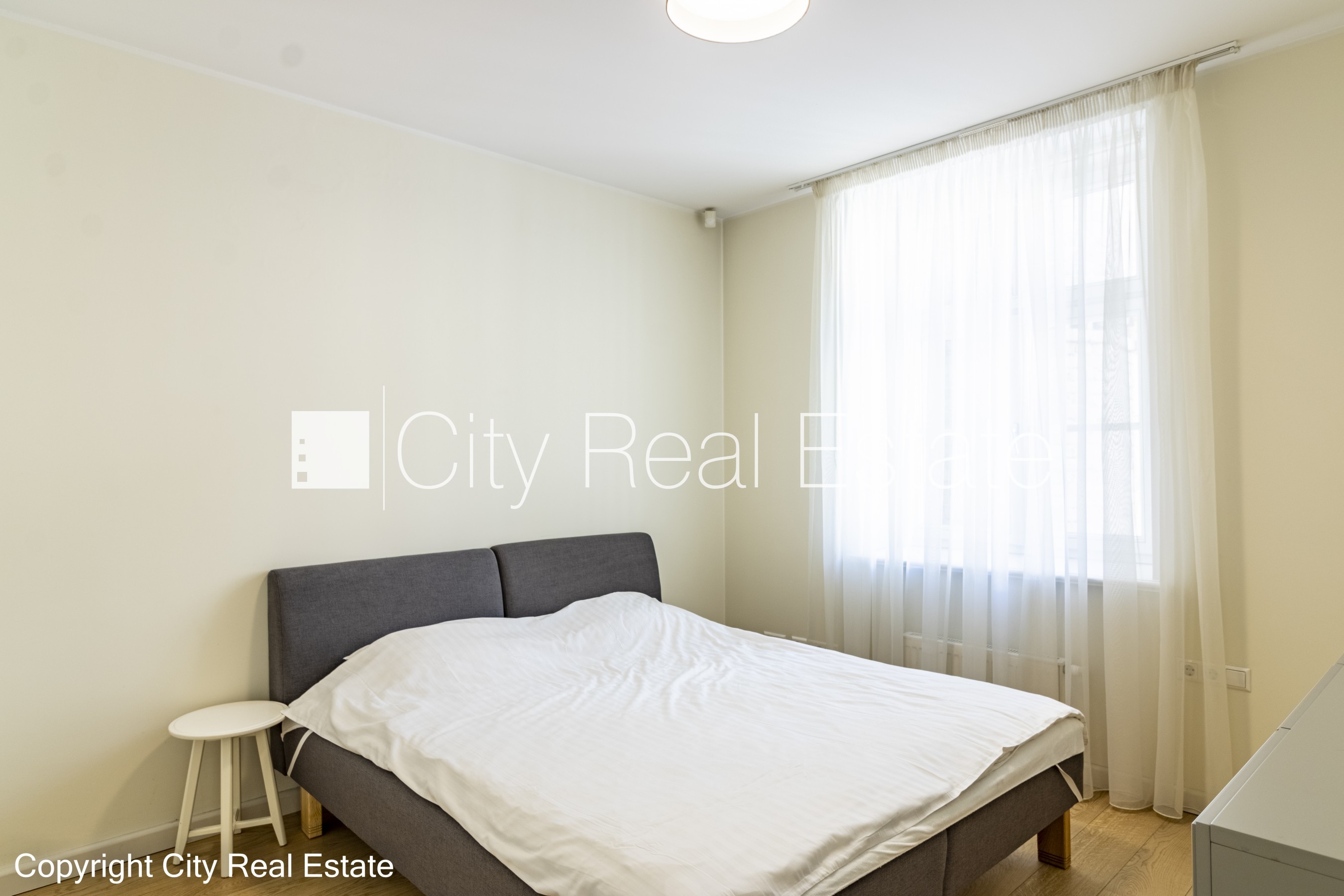 Sludinājumi. Renovēta māja, labiekārtots apzaļumots pagalms, ieeja no ielas, ir lifts, kāpņu telpa pēc kapitālā Cena: 1100 EUR/mēn Foto #4