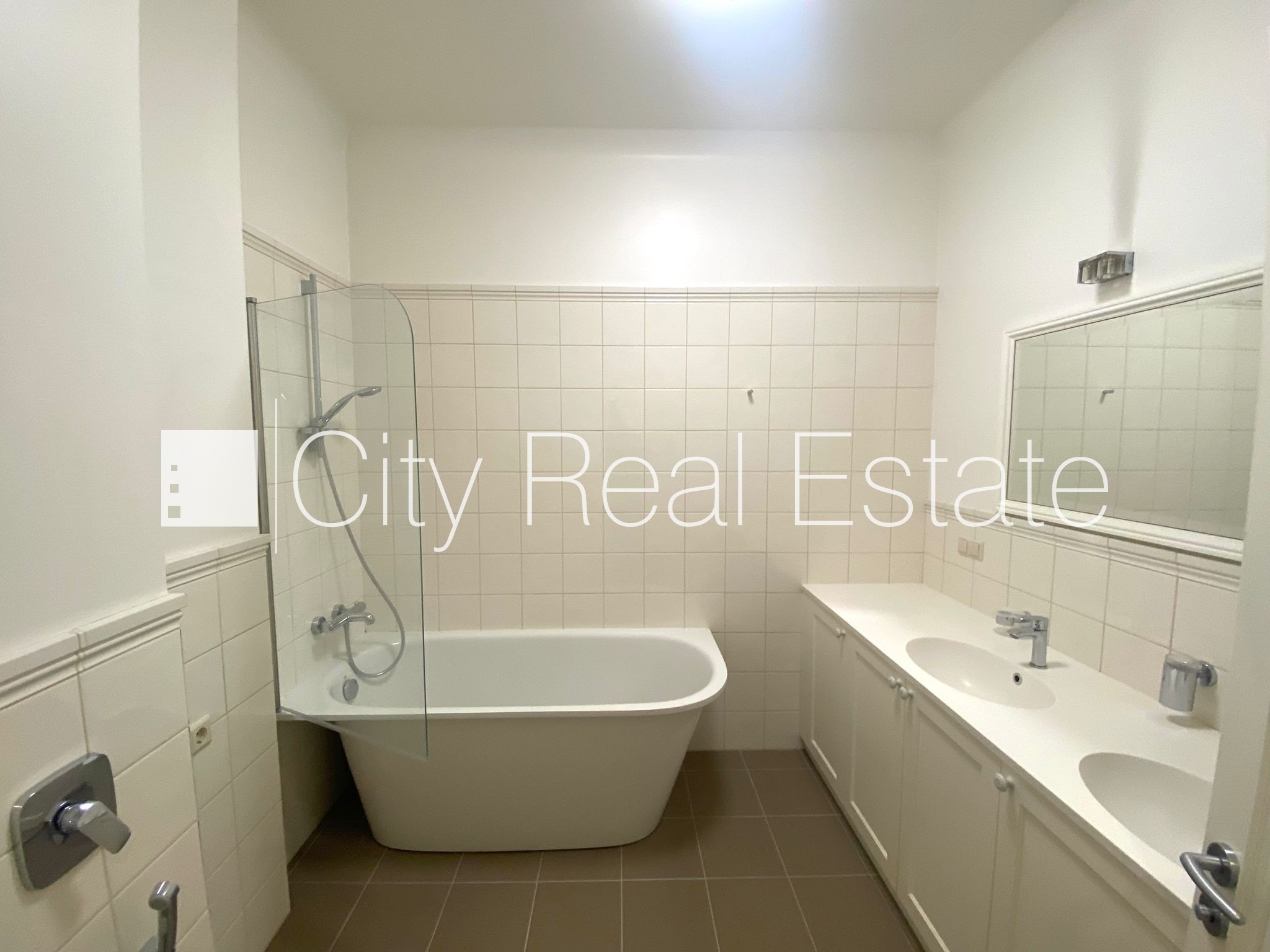 Sludinājumi. Renovēta māja, labiekārtots apzaļumots pagalms, ieeja no ielas, ir lifts, kāpņu telpa pēc kapitālā Cena: 1100 EUR/mēn Foto #6