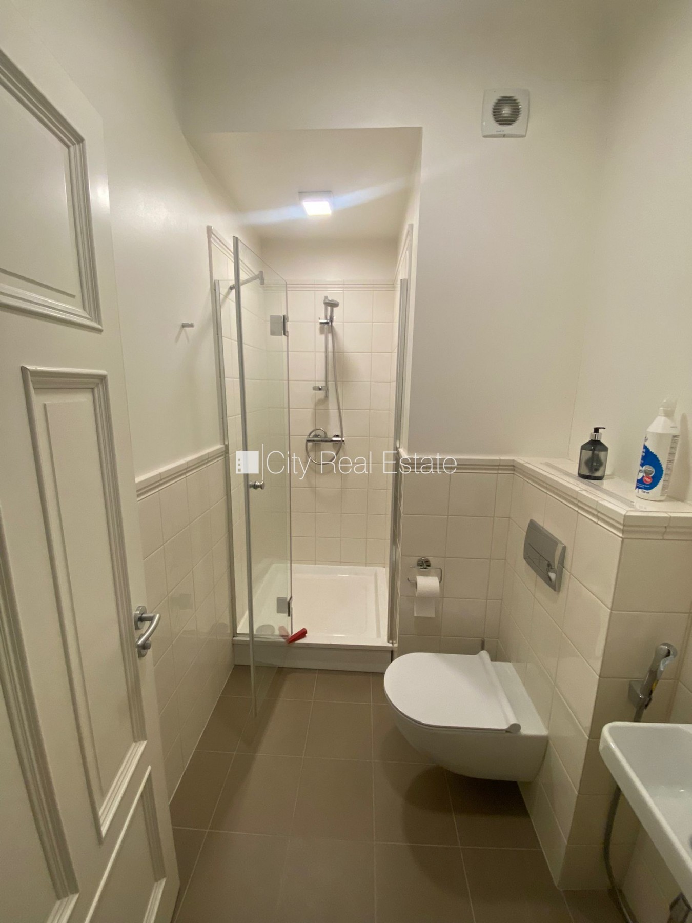 Sludinājumi. Renovēta māja, labiekārtots apzaļumots pagalms, ieeja no ielas, ir lifts, kāpņu telpa pēc kapitālā Cena: 1100 EUR/mēn Foto #7