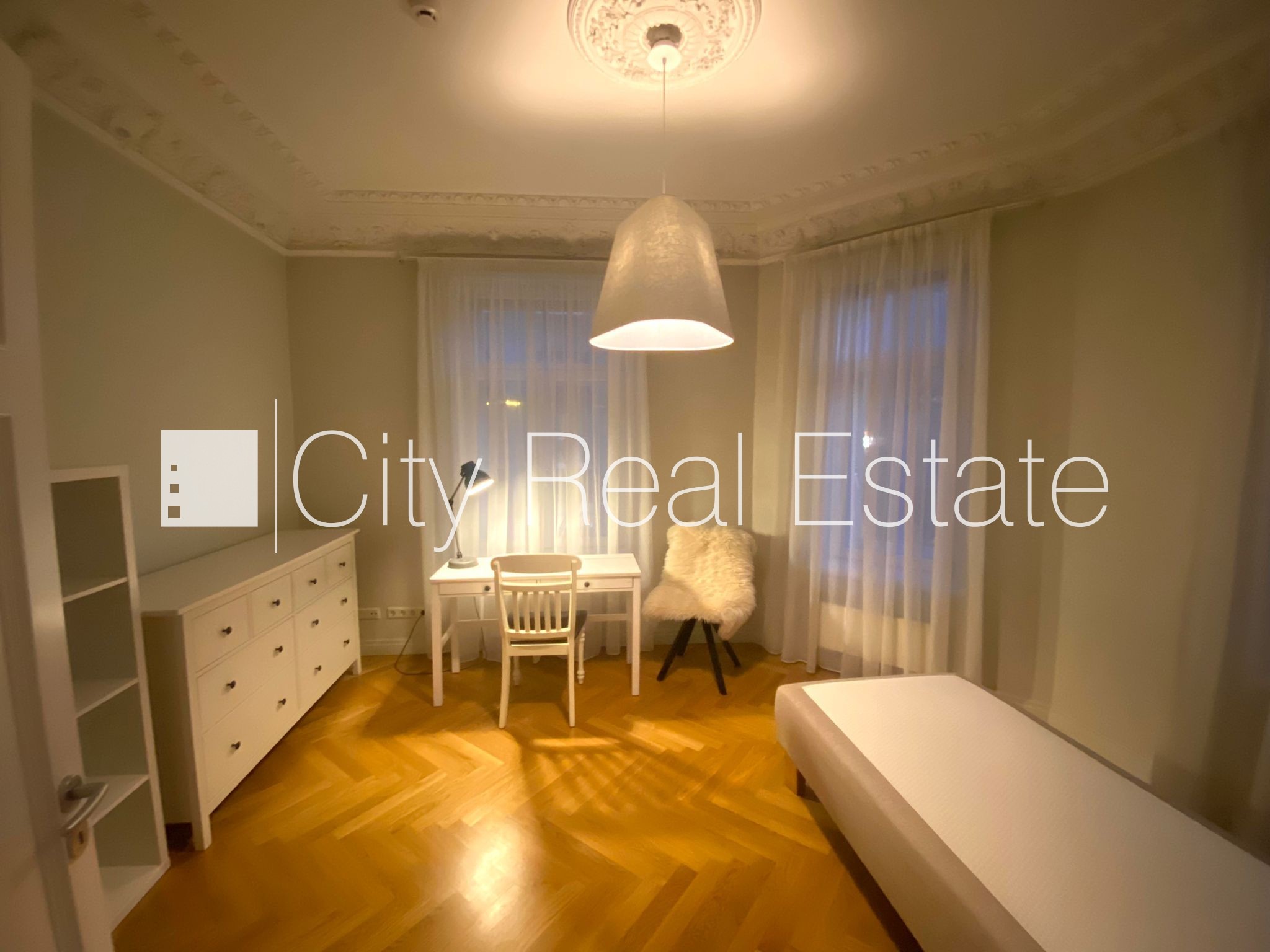 Sludinājumi. Renovēta māja, labiekārtots apzaļumots pagalms, ieeja no ielas, ir lifts, kāpņu telpa pēc kapitālā Cena: 1100 EUR/mēn Foto #5