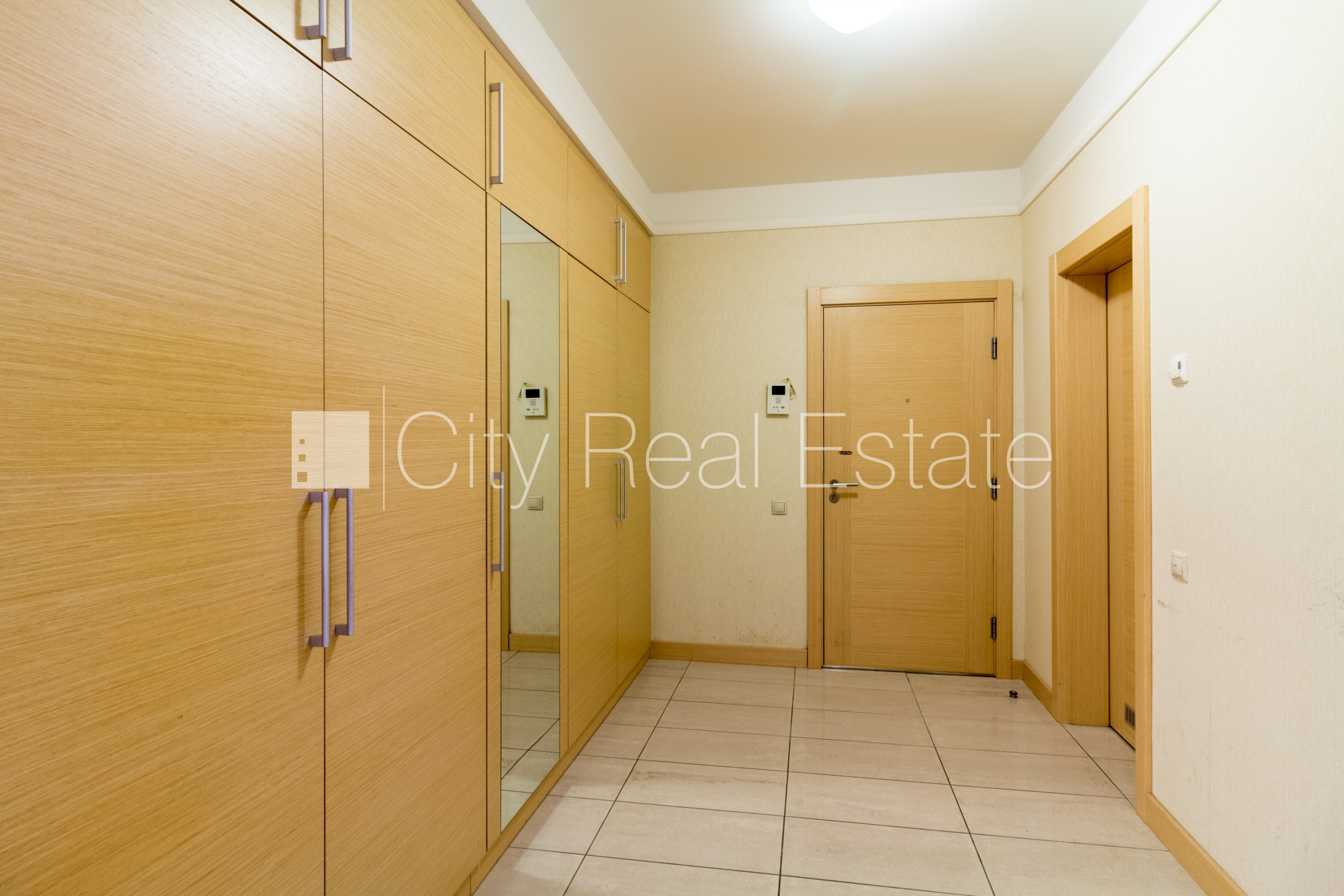 Sludinājumi. Projekts - Panorama Plaza, jaunceltne, teritorijas iebrauktuves vārti aprīkoti ar automatizētu Cena: 850 EUR/mēn Foto #9