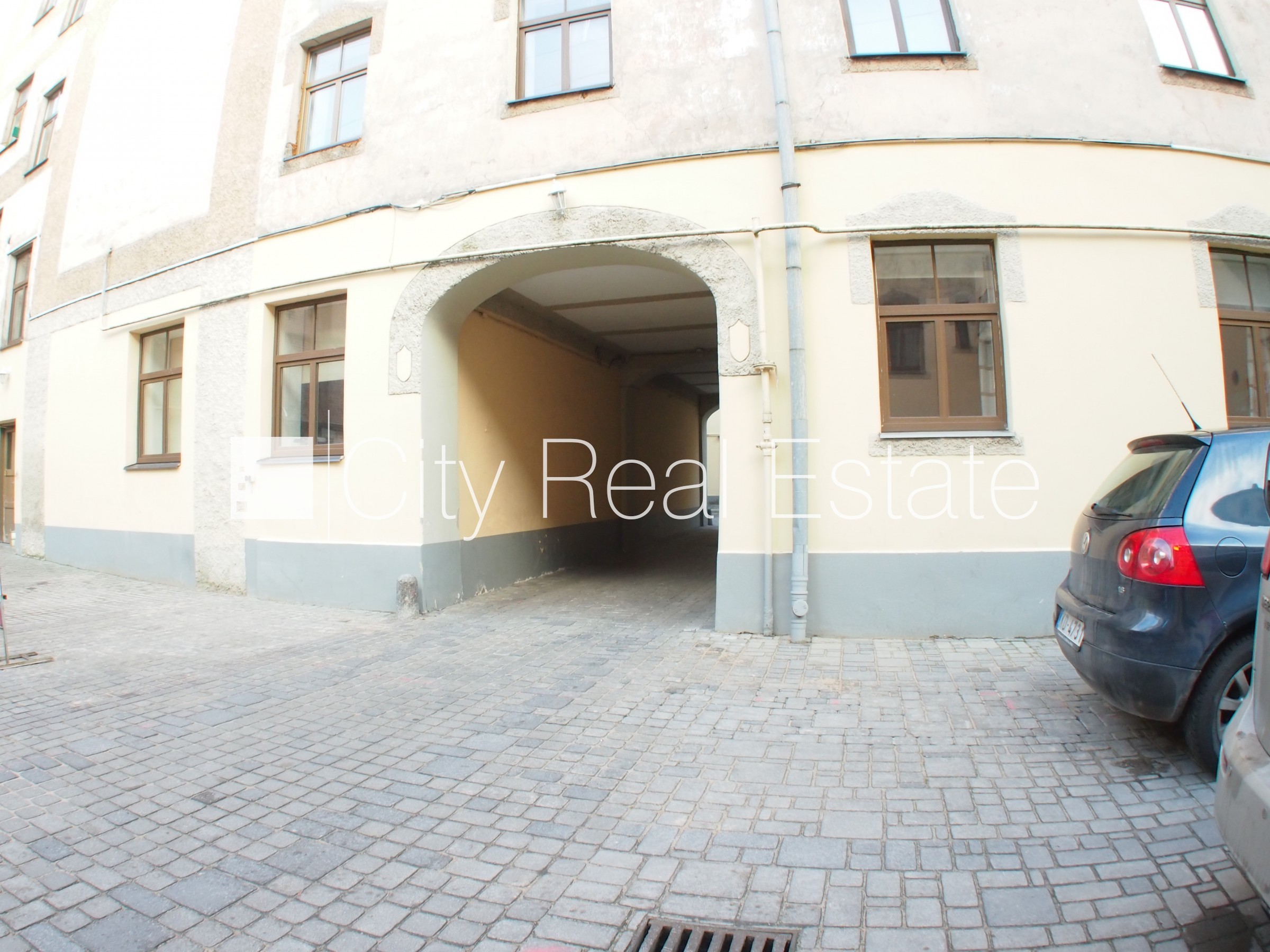 Sludinājumi. Fasādes māja, ieeja no ielas, kāpņu telpa pēc kosmētiskā remonta, logi vērsti mājas abās pusēs, Cena: 400 EUR/mēn Foto #22