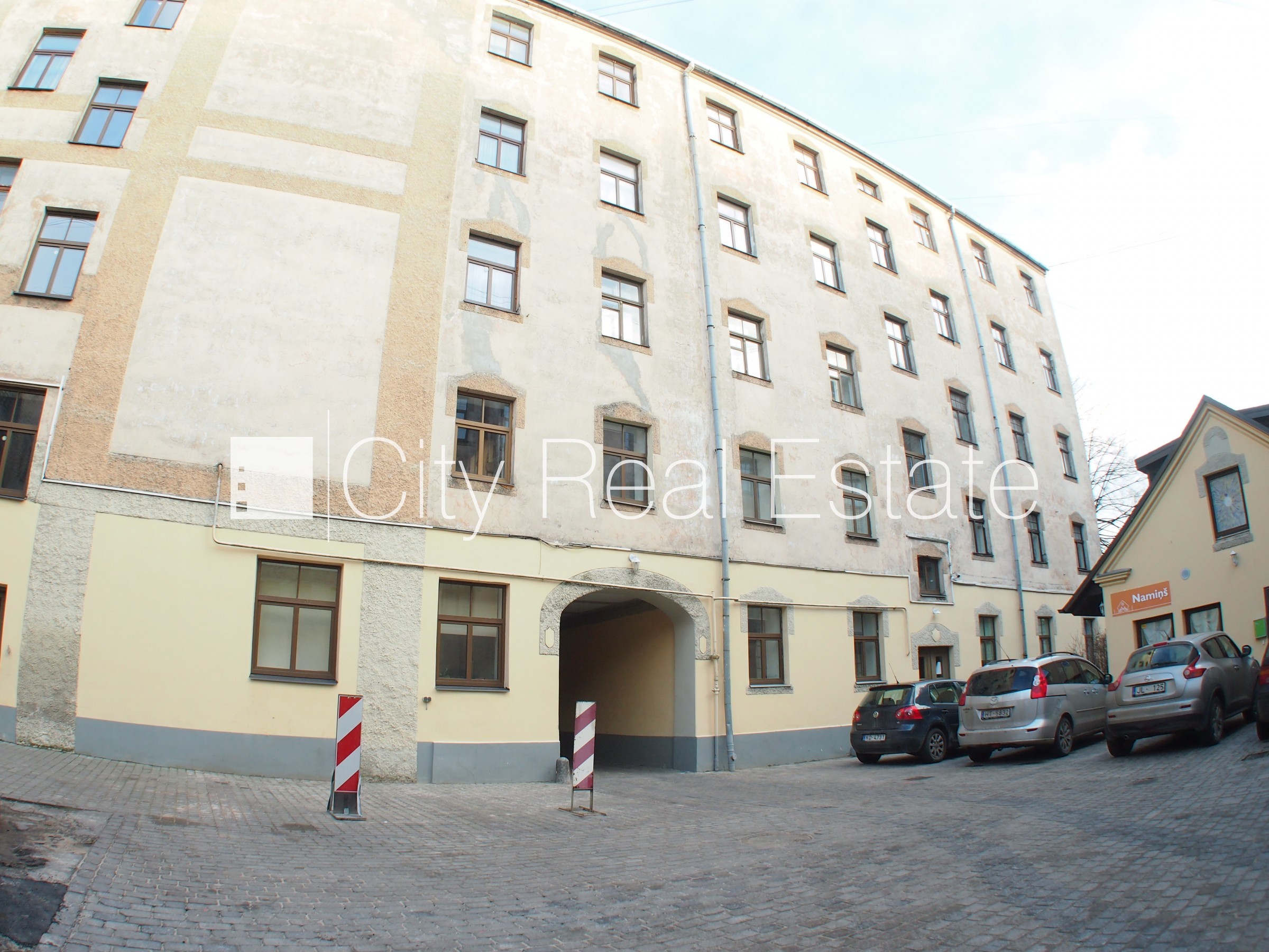 Sludinājumi. Fasādes māja, ieeja no ielas, kāpņu telpa pēc kosmētiskā remonta, logi vērsti mājas abās pusēs, Cena: 400 EUR/mēn Foto #23