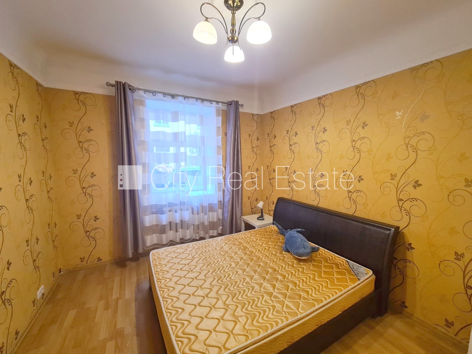 Sludinājumi. Fasādes māja, ieeja no ielas, kāpņu telpa pēc kosmētiskā remonta, logi vērsti mājas abās pusēs, Cena: 400 EUR/mēn Foto #7