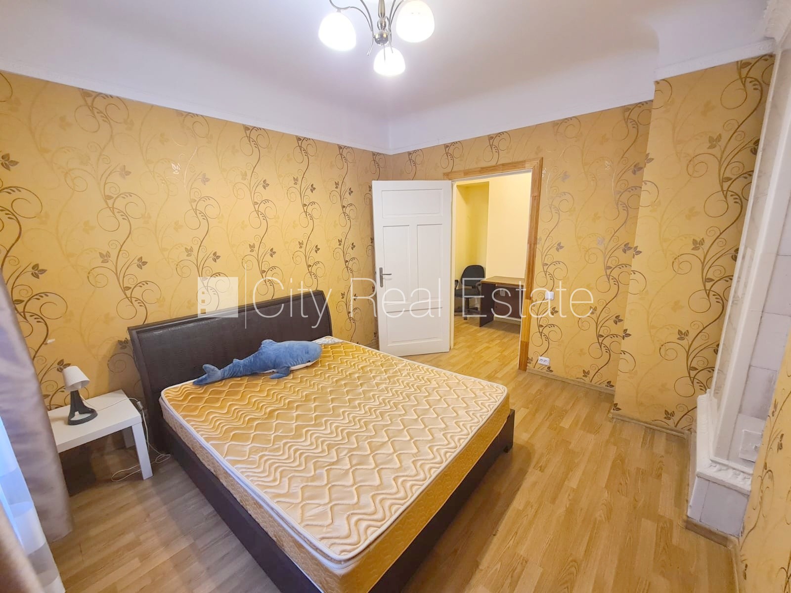 Sludinājumi. Fasādes māja, ieeja no ielas, kāpņu telpa pēc kosmētiskā remonta, logi vērsti mājas abās pusēs, Cena: 400 EUR/mēn Foto #8