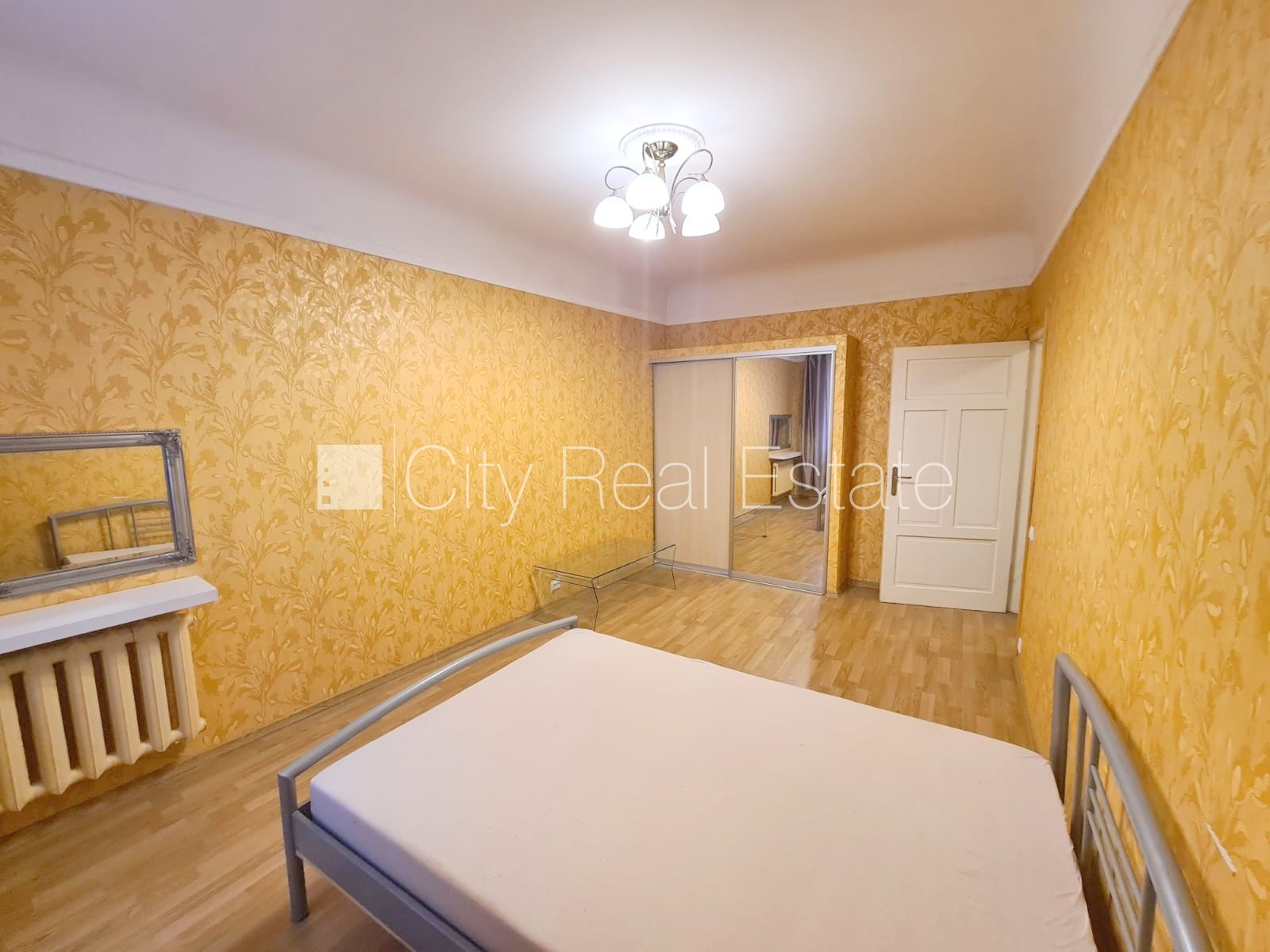 Sludinājumi. Fasādes māja, ieeja no ielas, kāpņu telpa pēc kosmētiskā remonta, logi vērsti mājas abās pusēs, Cena: 400 EUR/mēn Foto #3
