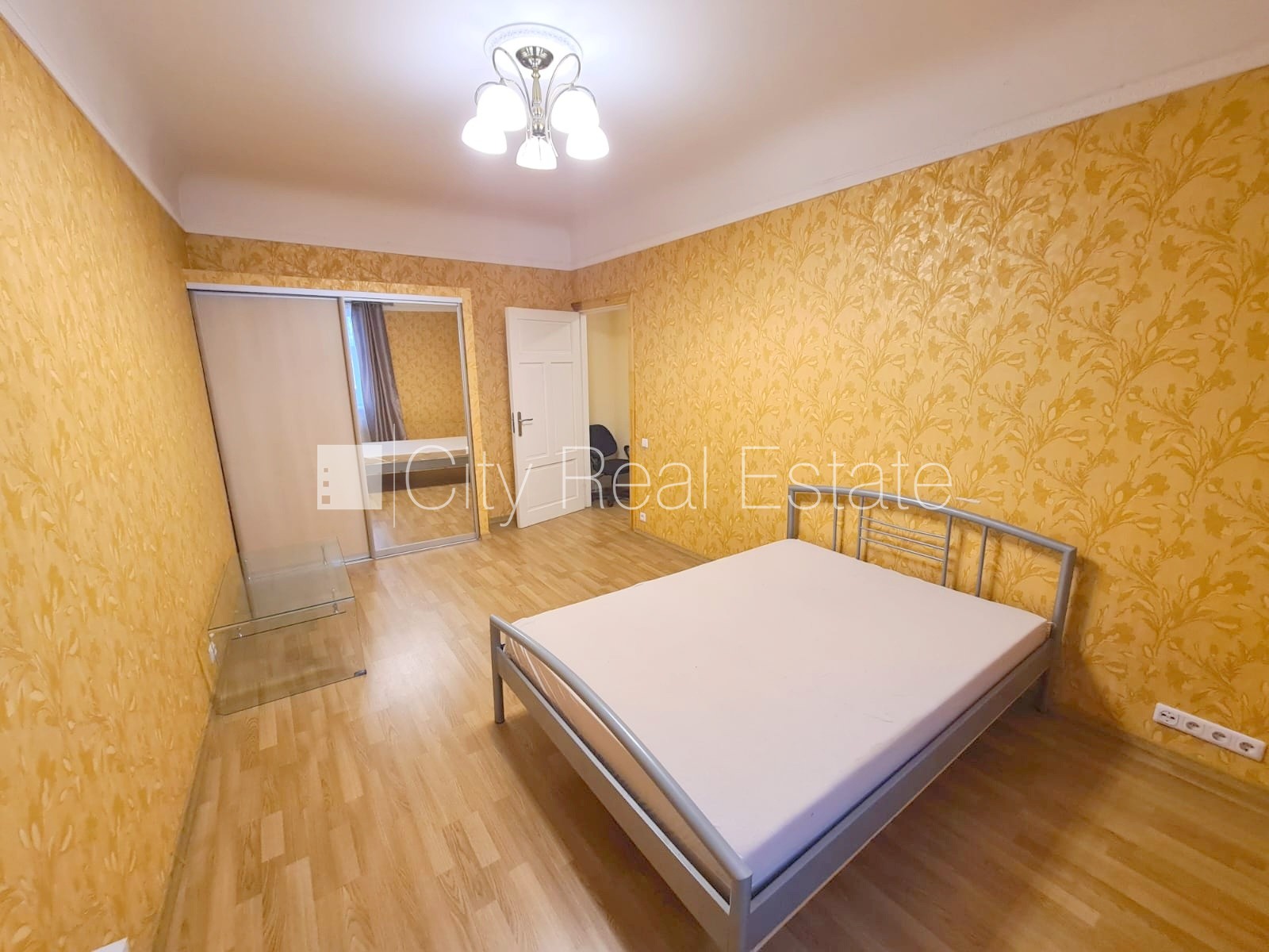 Sludinājumi. Fasādes māja, ieeja no ielas, kāpņu telpa pēc kosmētiskā remonta, logi vērsti mājas abās pusēs, Cena: 400 EUR/mēn Foto #2