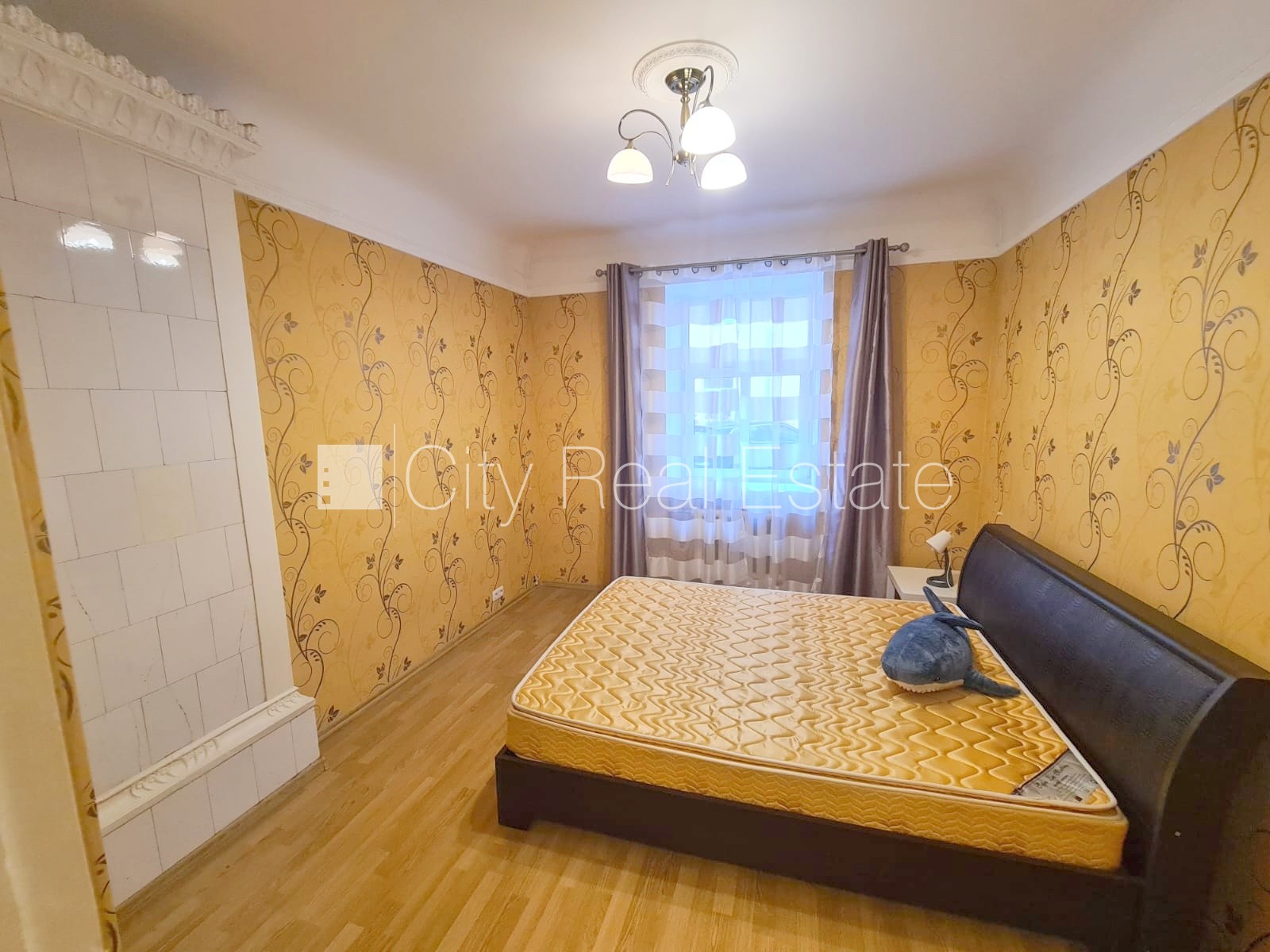 Sludinājumi. Fasādes māja, ieeja no ielas, kāpņu telpa pēc kosmētiskā remonta, logi vērsti mājas abās pusēs, Cena: 400 EUR/mēn Foto #6