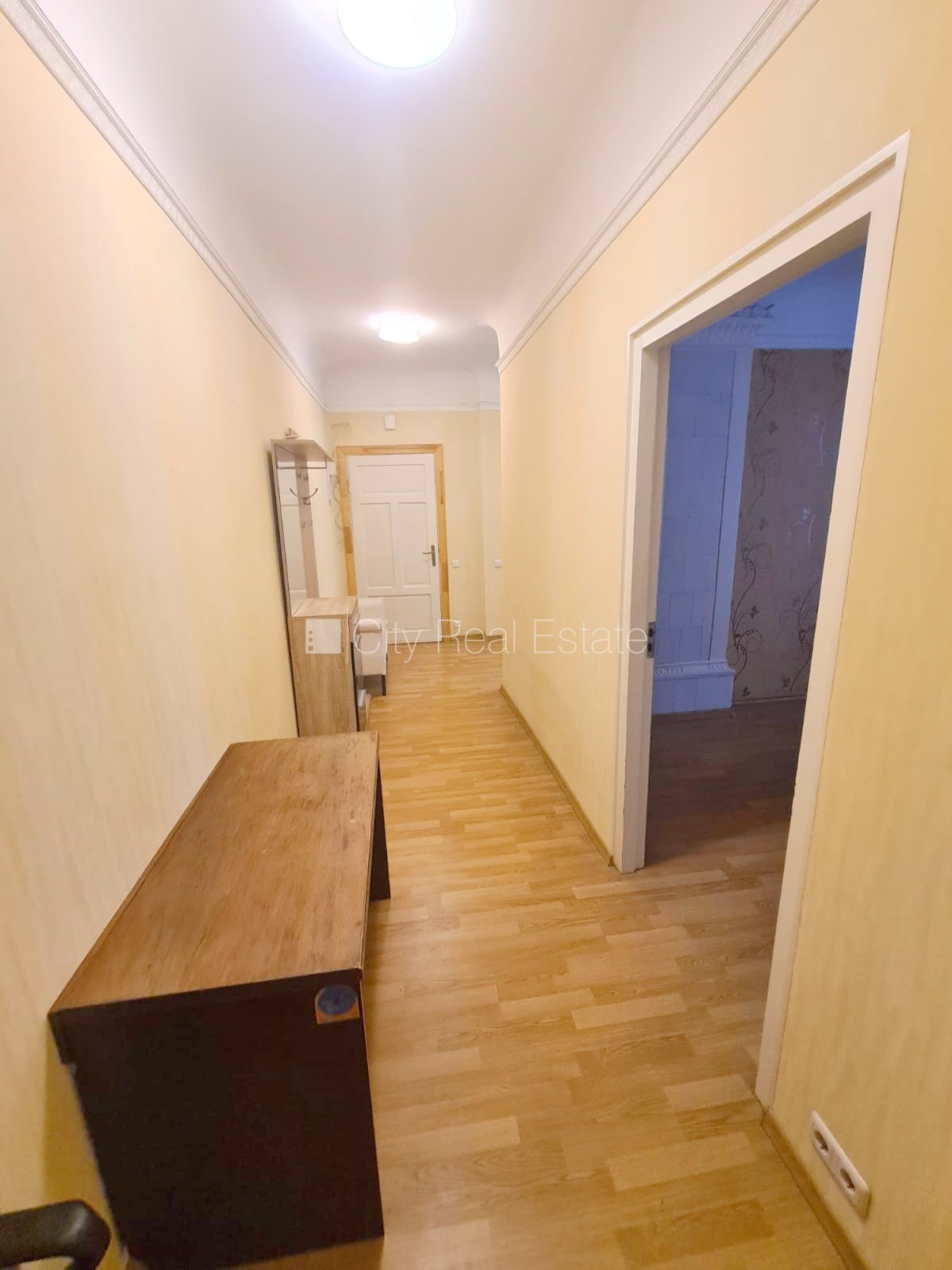Sludinājumi. Fasādes māja, ieeja no ielas, kāpņu telpa pēc kosmētiskā remonta, logi vērsti mājas abās pusēs, Cena: 400 EUR/mēn Foto #5