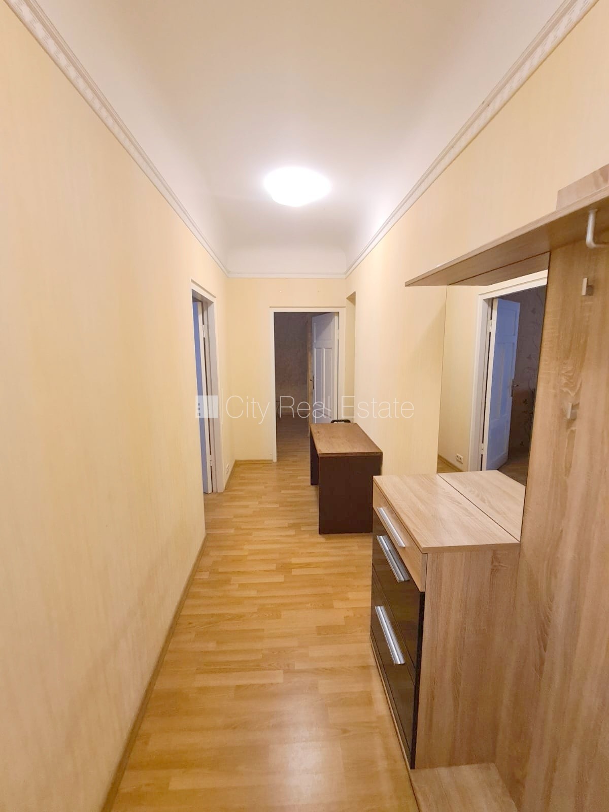 Sludinājumi. Fasādes māja, ieeja no ielas, kāpņu telpa pēc kosmētiskā remonta, logi vērsti mājas abās pusēs, Cena: 400 EUR/mēn Foto #9
