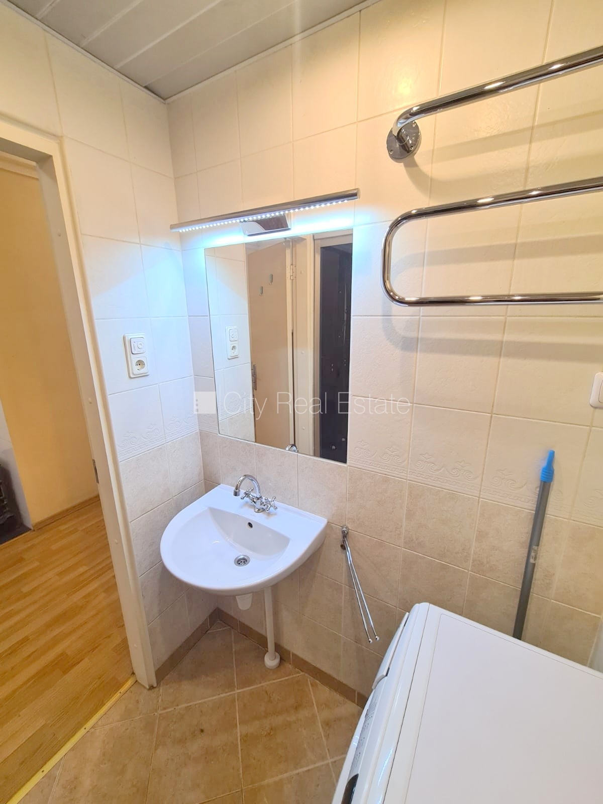 Sludinājumi. Fasādes māja, ieeja no ielas, kāpņu telpa pēc kosmētiskā remonta, logi vērsti mājas abās pusēs, Cena: 400 EUR/mēn Foto #20