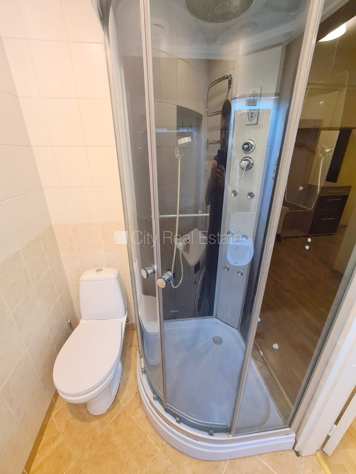 Sludinājumi. Fasādes māja, ieeja no ielas, kāpņu telpa pēc kosmētiskā remonta, logi vērsti mājas abās pusēs, Cena: 400 EUR/mēn Foto #19