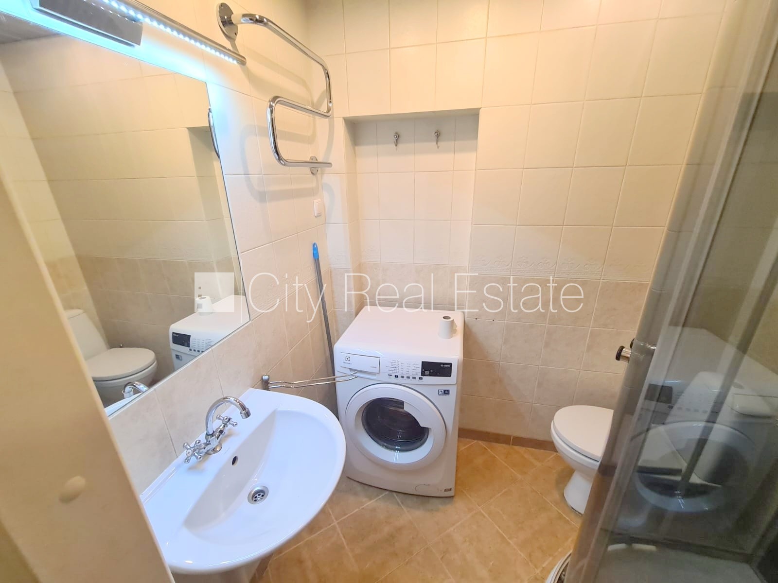 Sludinājumi. Fasādes māja, ieeja no ielas, kāpņu telpa pēc kosmētiskā remonta, logi vērsti mājas abās pusēs, Cena: 400 EUR/mēn Foto #18