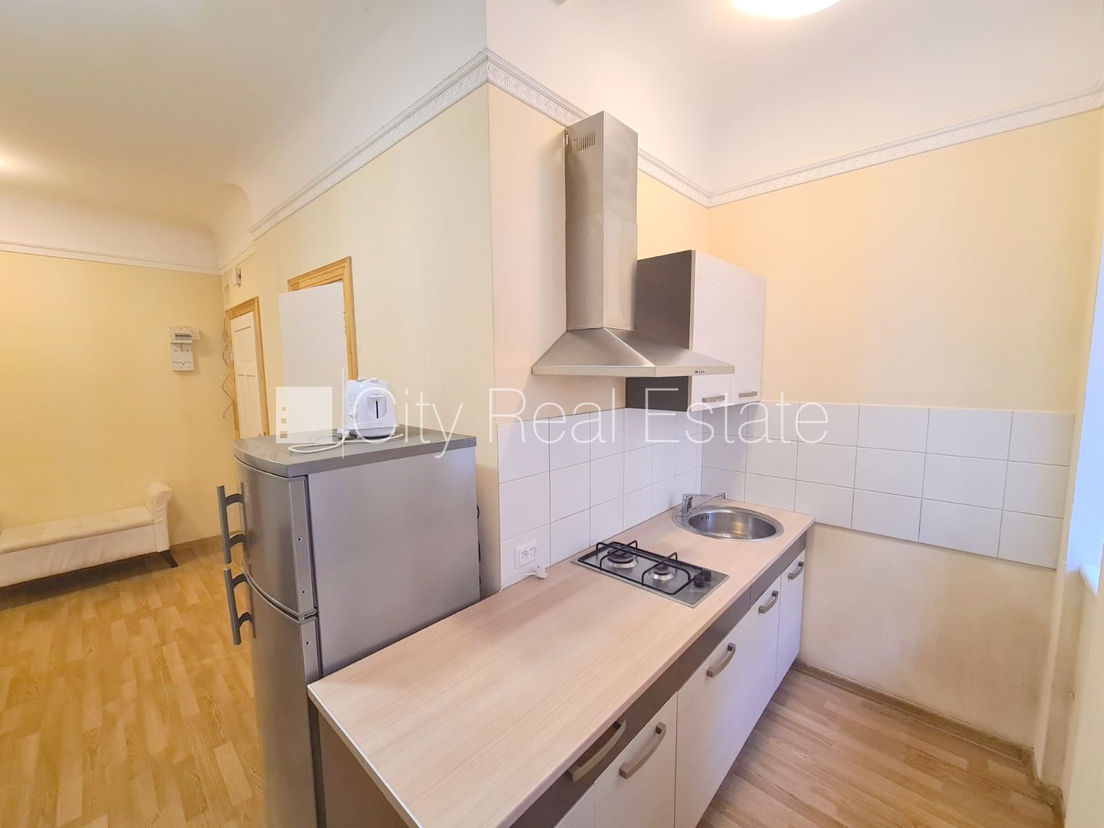 Sludinājumi. Fasādes māja, ieeja no ielas, kāpņu telpa pēc kosmētiskā remonta, logi vērsti mājas abās pusēs, Cena: 400 EUR/mēn Foto #16