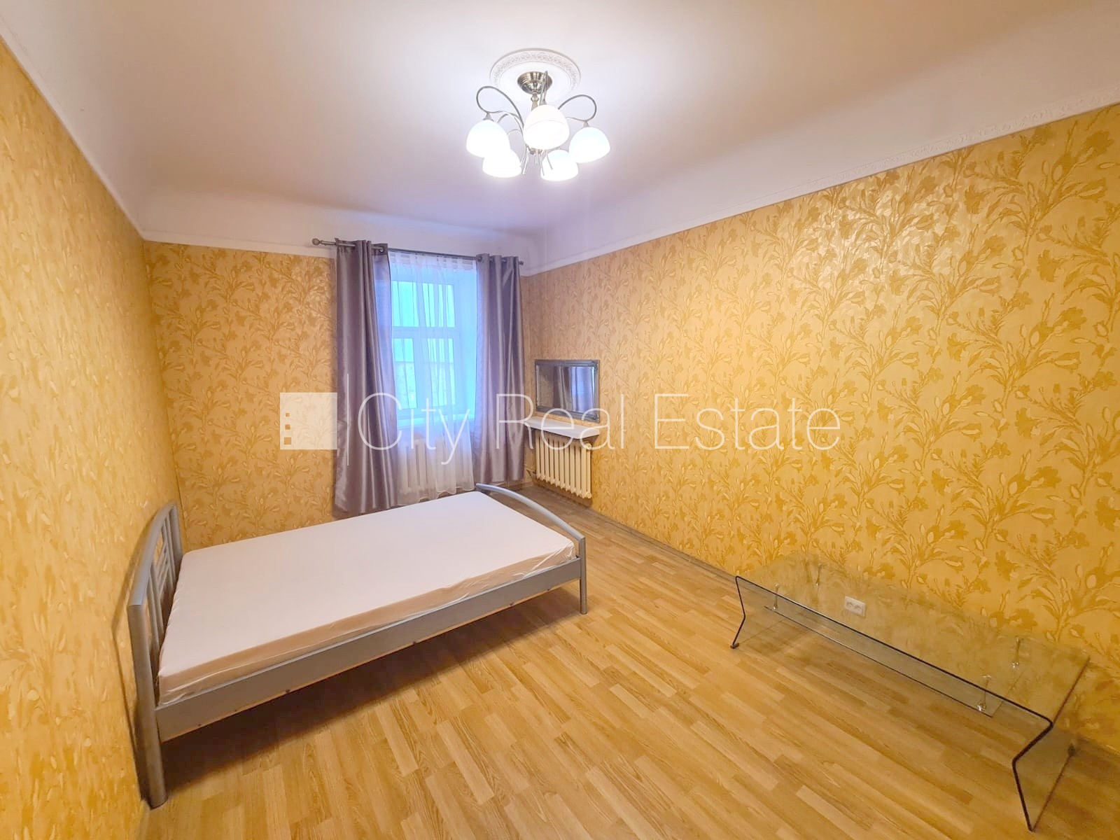 Sludinājumi. Fasādes māja, ieeja no ielas, kāpņu telpa pēc kosmētiskā remonta, logi vērsti mājas abās pusēs, Cena: 400 EUR/mēn Foto #1