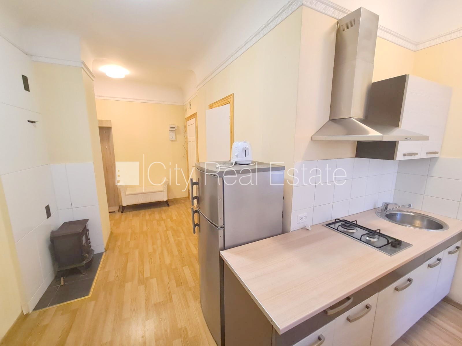 Sludinājumi. Fasādes māja, ieeja no ielas, kāpņu telpa pēc kosmētiskā remonta, logi vērsti mājas abās pusēs, Cena: 400 EUR/mēn Foto #15
