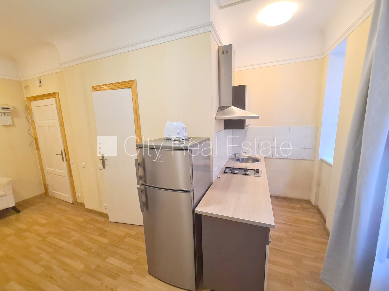 Sludinājumi. Fasādes māja, ieeja no ielas, kāpņu telpa pēc kosmētiskā remonta, logi vērsti mājas abās pusēs, Cena: 400 EUR/mēn Foto #13