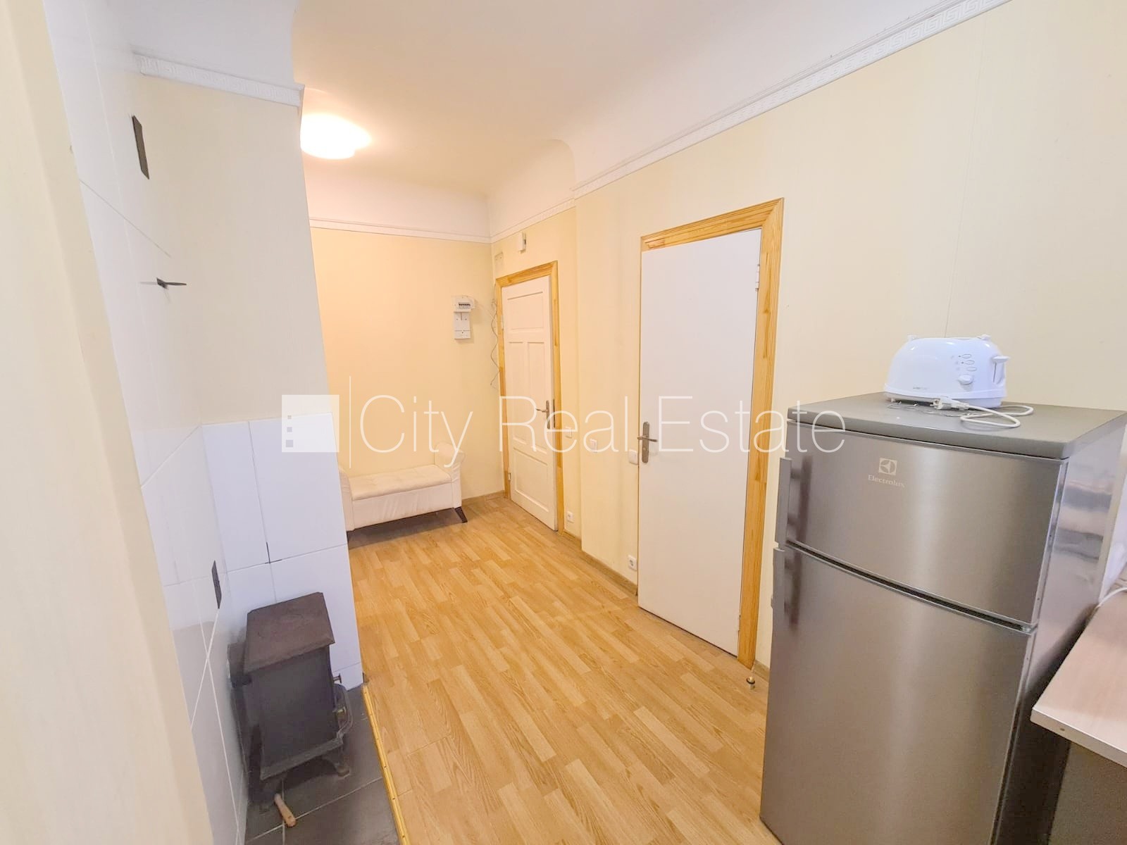 Sludinājumi. Fasādes māja, ieeja no ielas, kāpņu telpa pēc kosmētiskā remonta, logi vērsti mājas abās pusēs, Cena: 400 EUR/mēn Foto #12