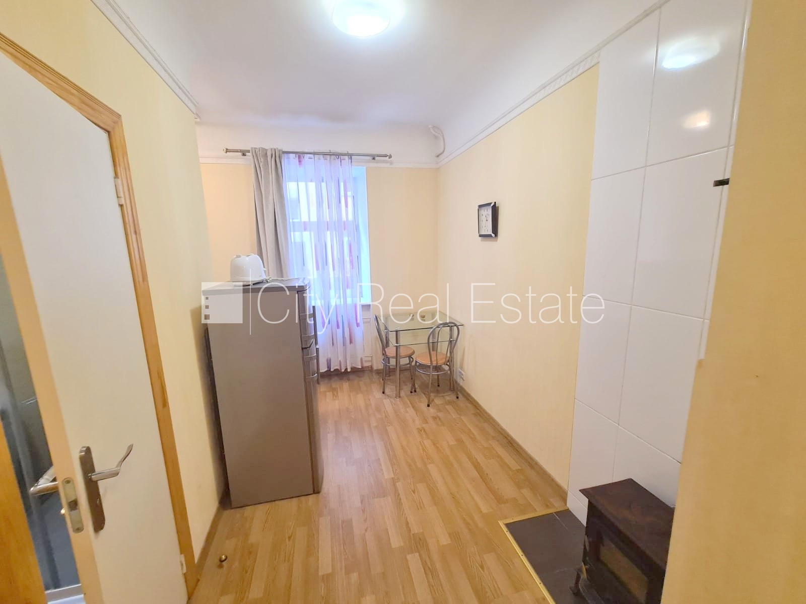 Sludinājumi. Fasādes māja, ieeja no ielas, kāpņu telpa pēc kosmētiskā remonta, logi vērsti mājas abās pusēs, Cena: 400 EUR/mēn Foto #17