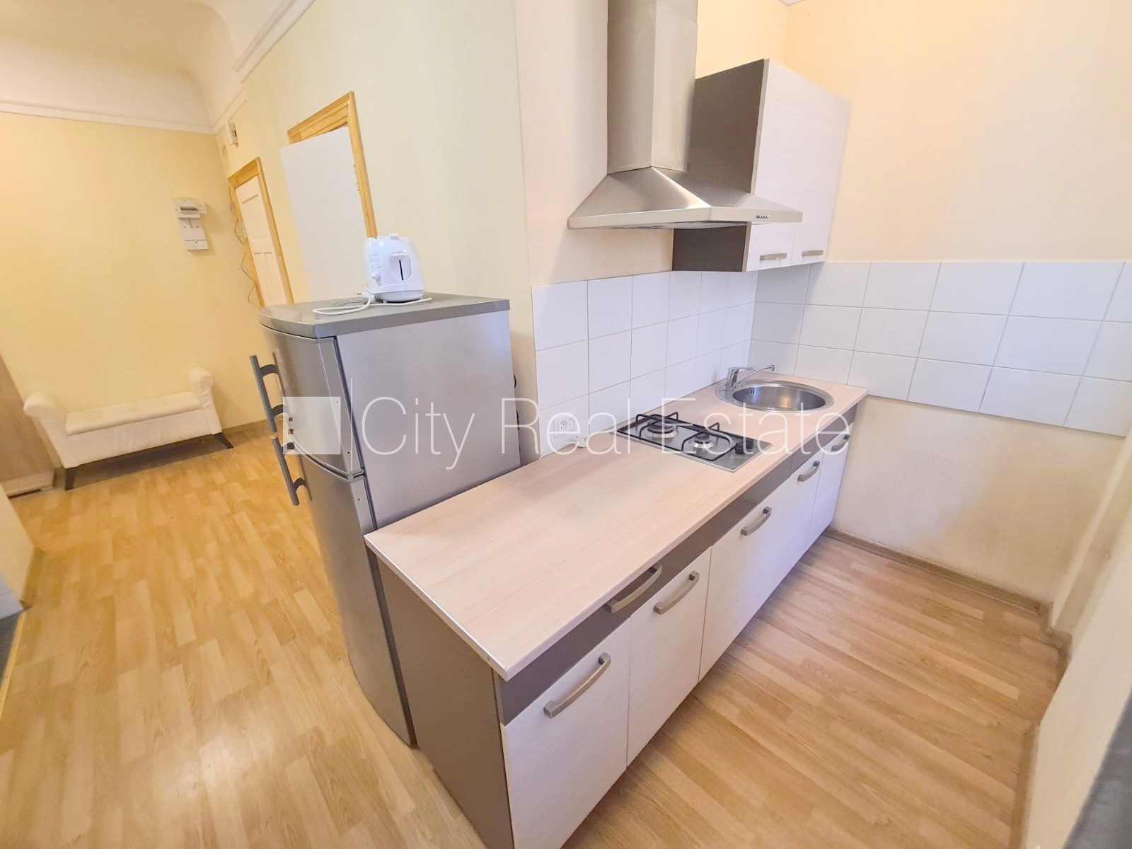 Sludinājumi. Fasādes māja, ieeja no ielas, kāpņu telpa pēc kosmētiskā remonta, logi vērsti mājas abās pusēs, Cena: 400 EUR/mēn Foto #14