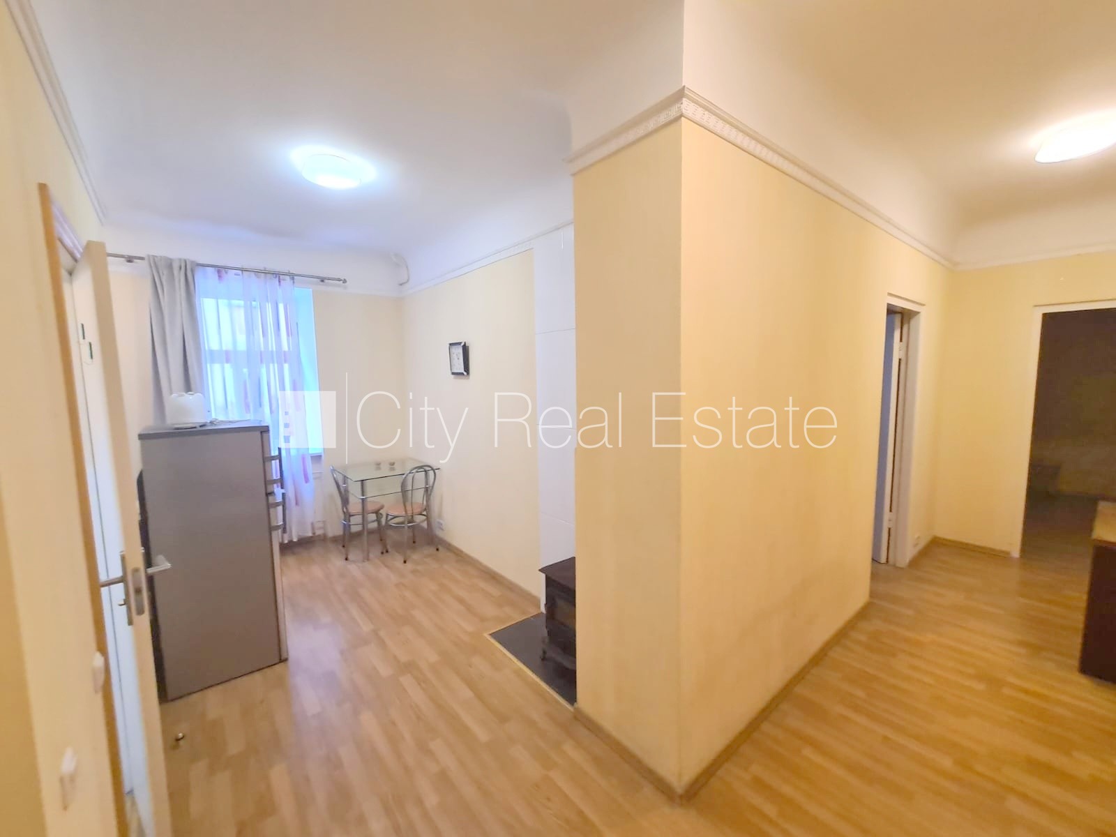 Sludinājumi. Fasādes māja, ieeja no ielas, kāpņu telpa pēc kosmētiskā remonta, logi vērsti mājas abās pusēs, Cena: 400 EUR/mēn Foto #11