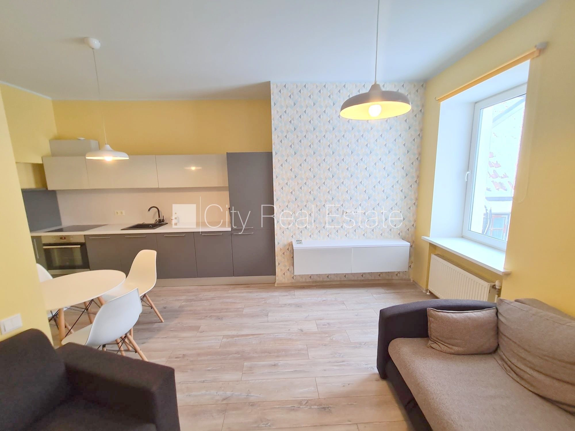 Sludinājumi. Jaunceltne, renovēta māja, ieeja no ielas, ir lifts, kāpņu telpa pēc kapitālā remonta, Cena: 550 EUR/mēn Foto #1