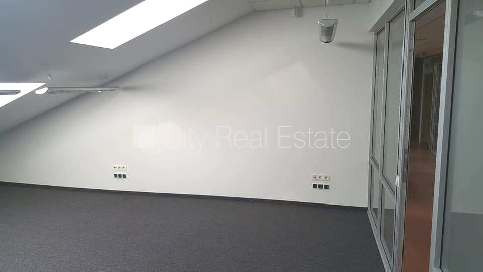 Sludinājumi. Fasādes māja, viena kvadrātmetra apsaimniekošanas maksa mēnesī  2,03 EUR, maksas stāvvieta, vieta Cena: 202 EUR/mēn Foto #3