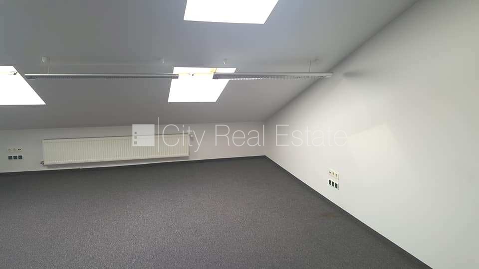 Sludinājumi. Fasādes māja, viena kvadrātmetra apsaimniekošanas maksa mēnesī  2,03 EUR, maksas stāvvieta, vieta Cena: 202 EUR/mēn Foto #2