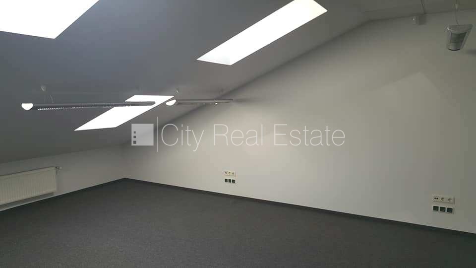 Sludinājumi. Fasādes māja, viena kvadrātmetra apsaimniekošanas maksa mēnesī  2,03 EUR, maksas stāvvieta, vieta Cena: 202 EUR/mēn Foto #5