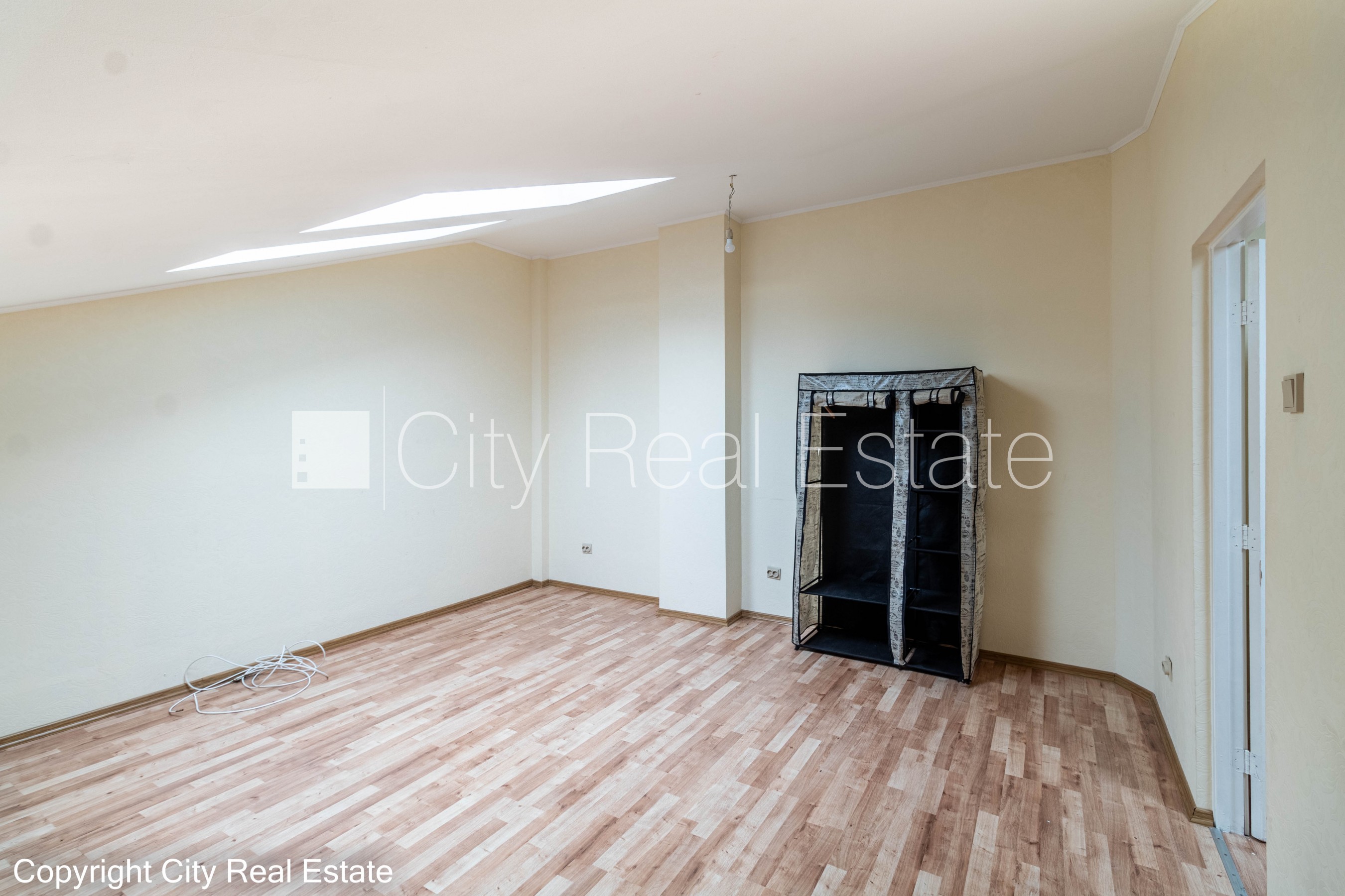 Sludinājumi. Fasādes māja, renovēta māja, vieta automašīnai, ieeja no pagalma, mansards, kāpņu telpa pēc Cena: 260 EUR/mēn Foto #4