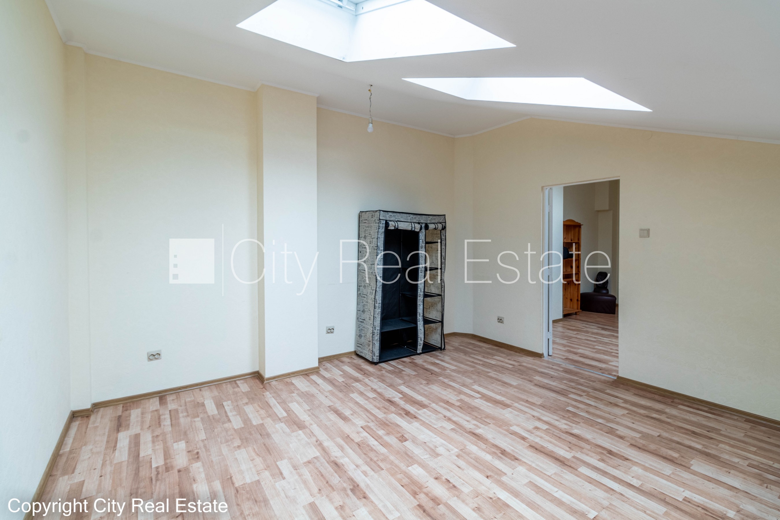 Sludinājumi. Fasādes māja, renovēta māja, vieta automašīnai, ieeja no pagalma, mansards, kāpņu telpa pēc Cena: 260 EUR/mēn Foto #1