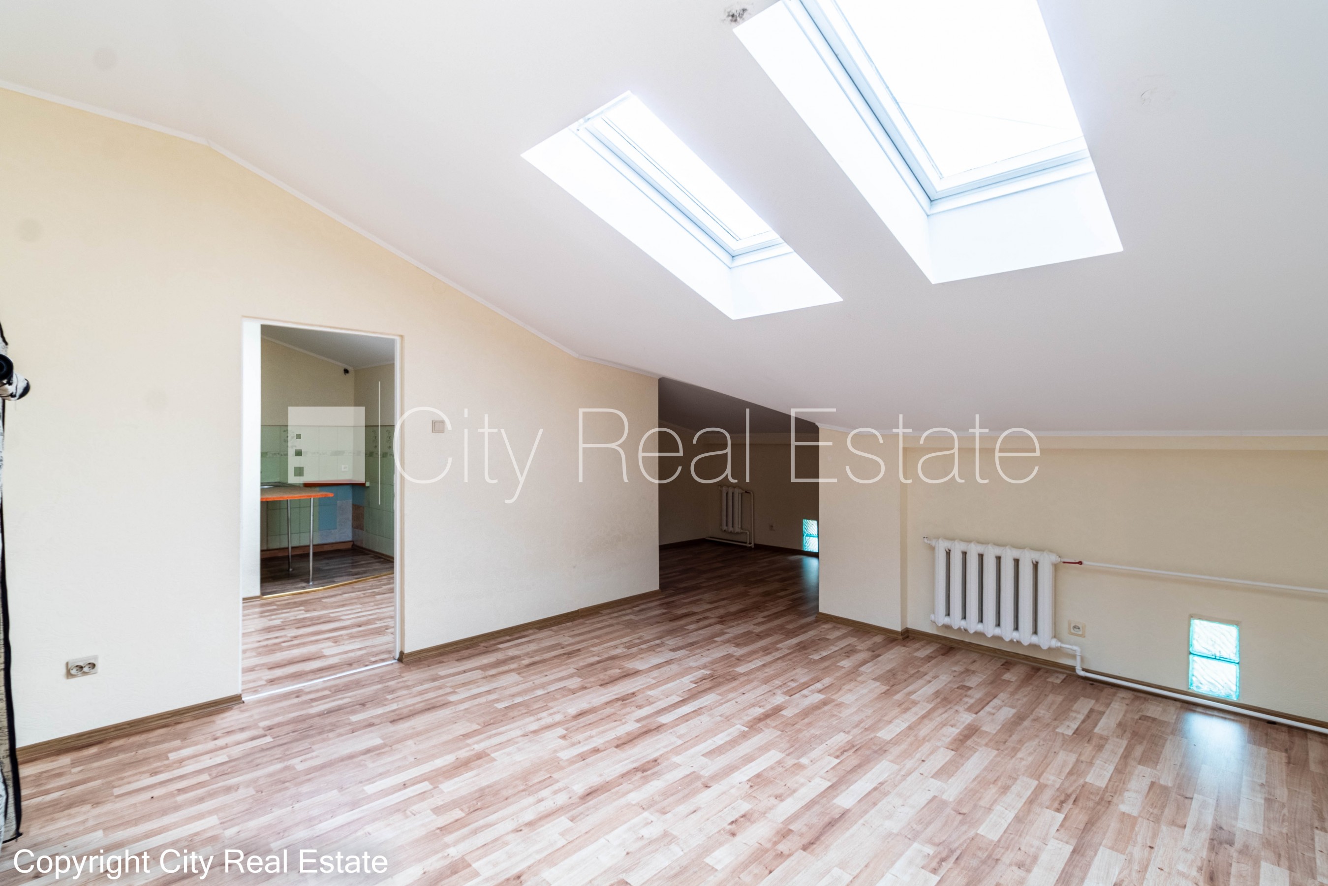 Sludinājumi. Fasādes māja, renovēta māja, vieta automašīnai, ieeja no pagalma, mansards, kāpņu telpa pēc Cena: 260 EUR/mēn Foto #2