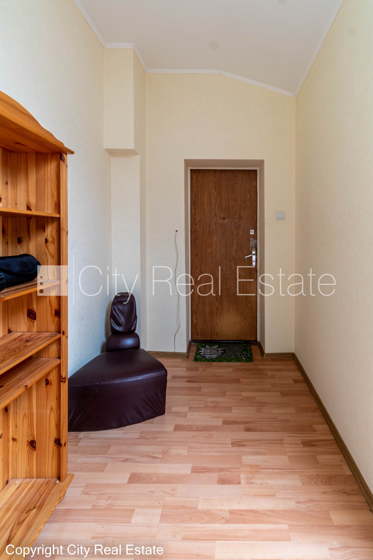 Sludinājumi. Fasādes māja, renovēta māja, vieta automašīnai, ieeja no pagalma, mansards, kāpņu telpa pēc Cena: 260 EUR/mēn Foto #17