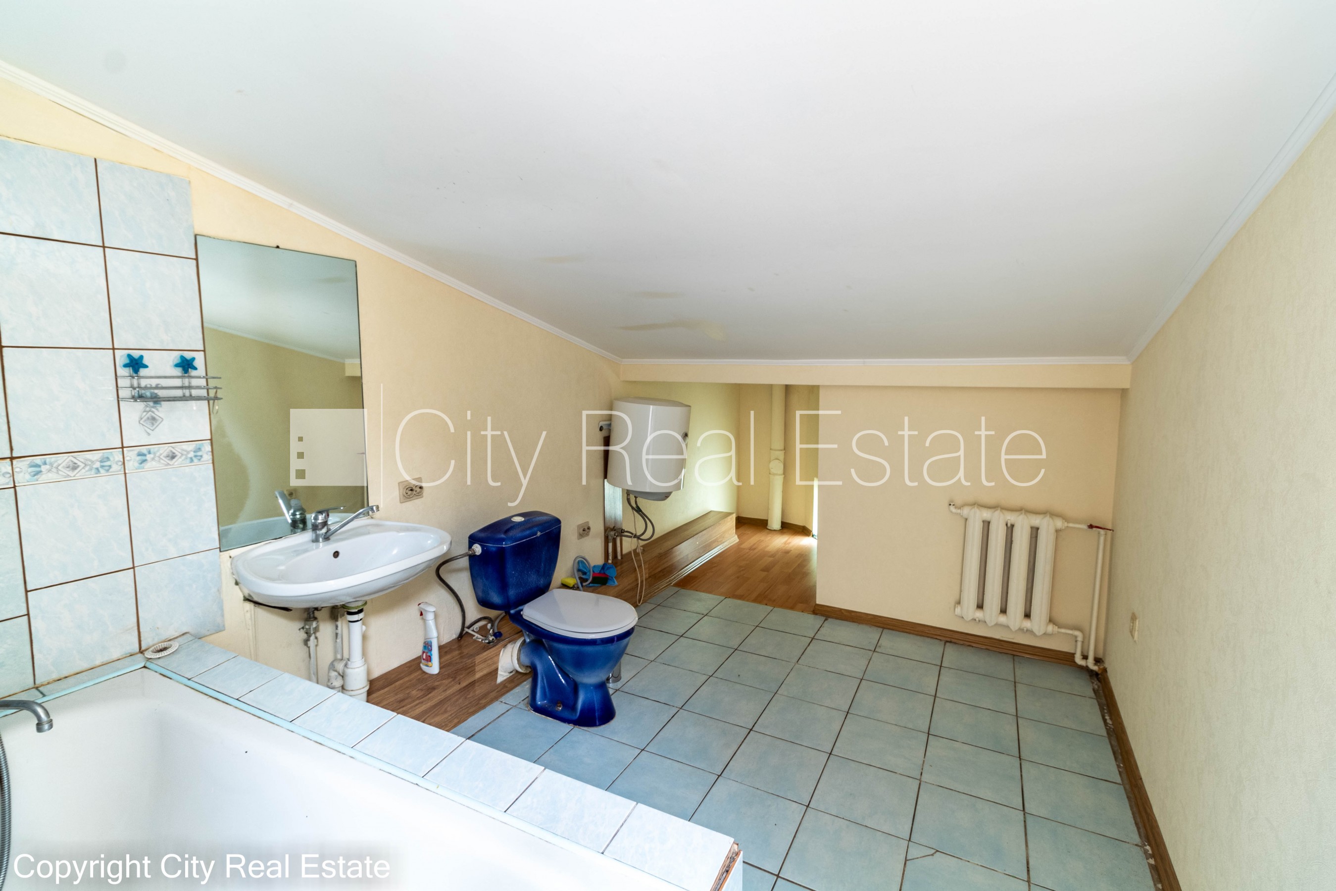Sludinājumi. Fasādes māja, renovēta māja, vieta automašīnai, ieeja no pagalma, mansards, kāpņu telpa pēc Cena: 260 EUR/mēn Foto #13