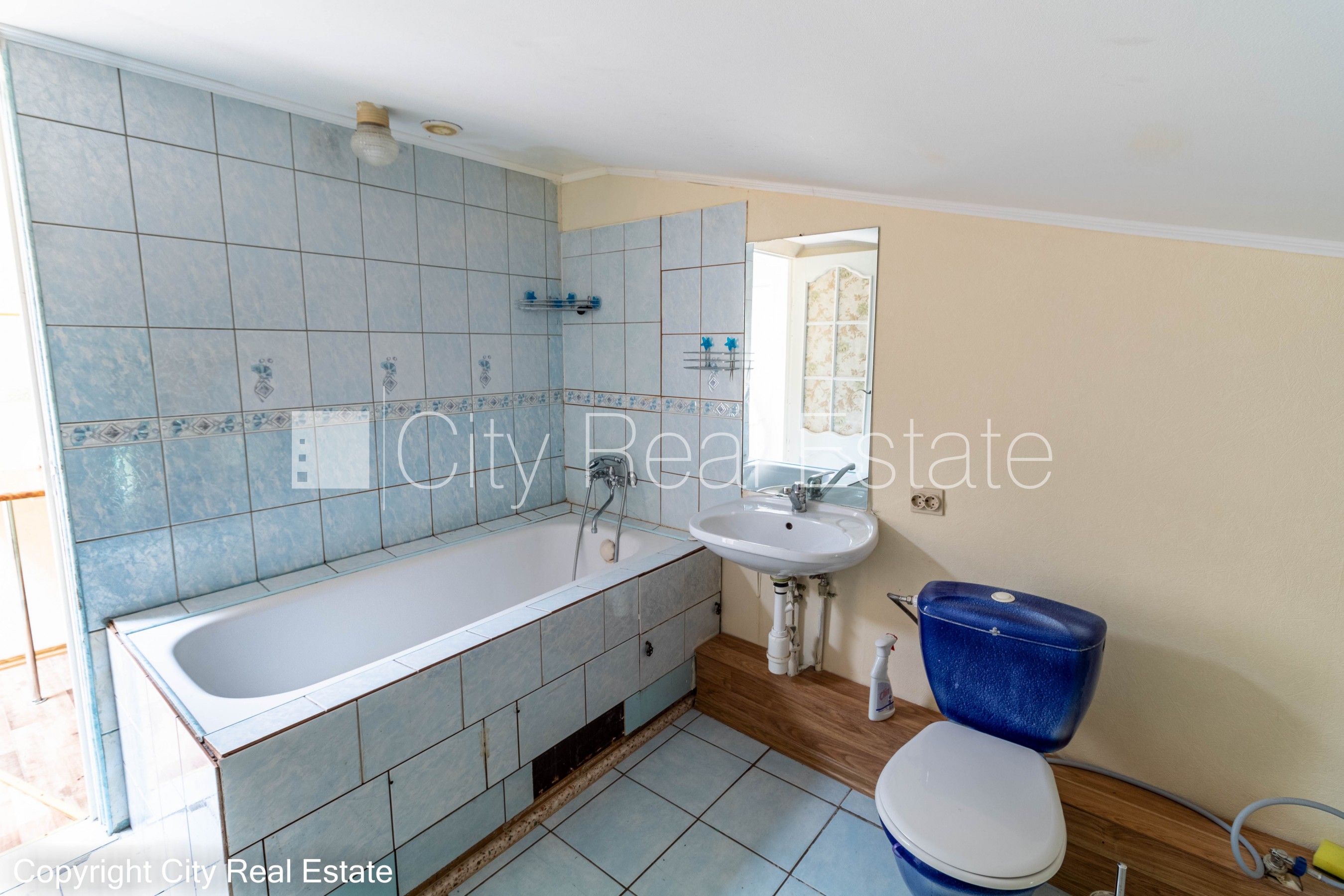 Sludinājumi. Fasādes māja, renovēta māja, vieta automašīnai, ieeja no pagalma, mansards, kāpņu telpa pēc Cena: 260 EUR/mēn Foto #14