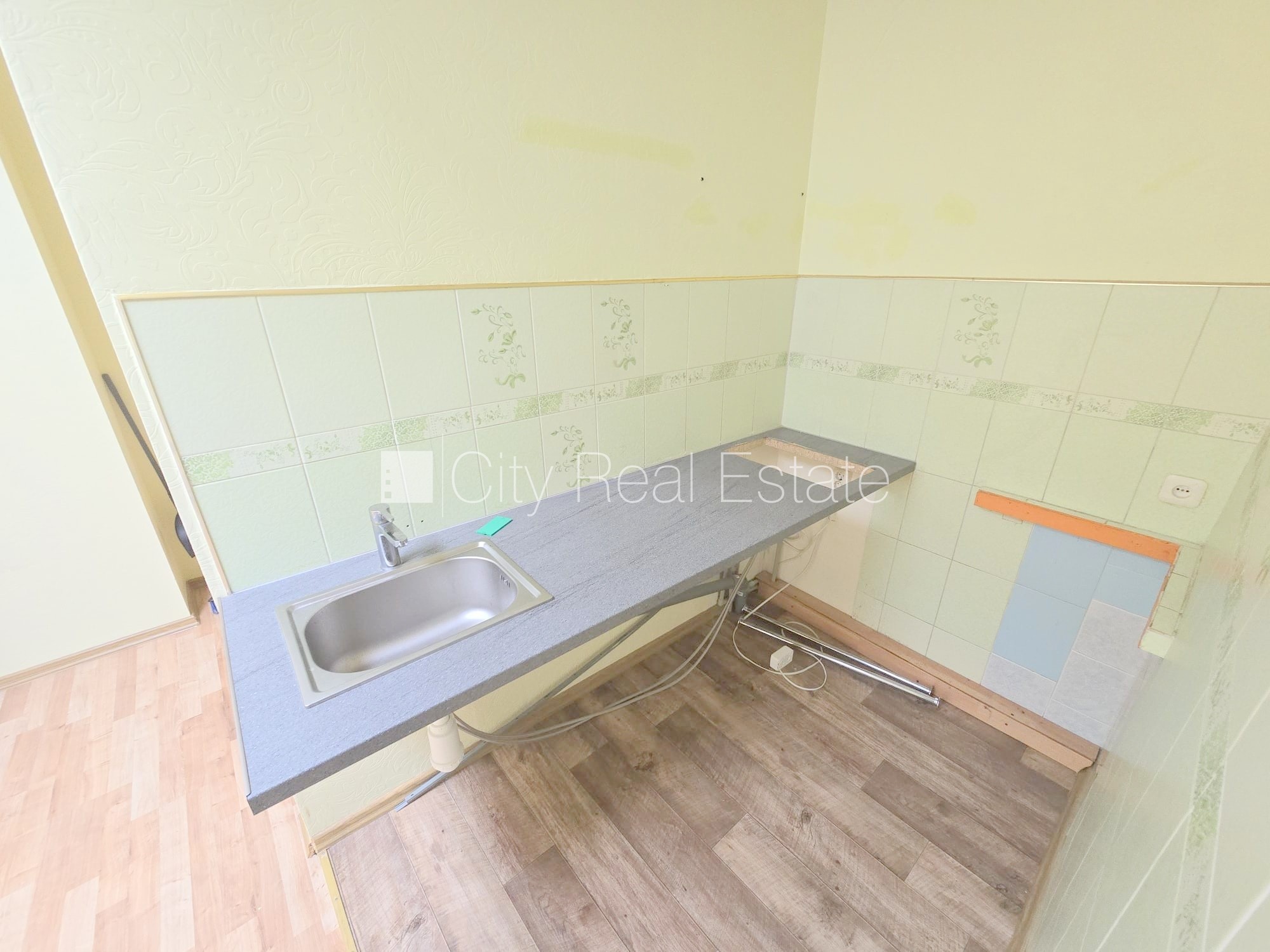 Sludinājumi. Fasādes māja, renovēta māja, vieta automašīnai, ieeja no pagalma, mansards, kāpņu telpa pēc Cena: 260 EUR/mēn Foto #10