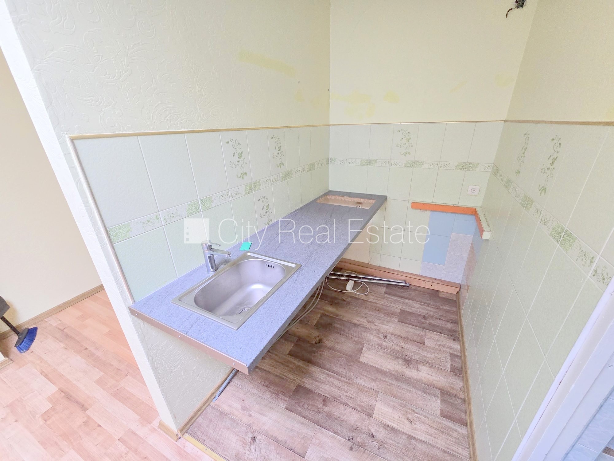 Sludinājumi. Fasādes māja, renovēta māja, vieta automašīnai, ieeja no pagalma, mansards, kāpņu telpa pēc Cena: 260 EUR/mēn Foto #12