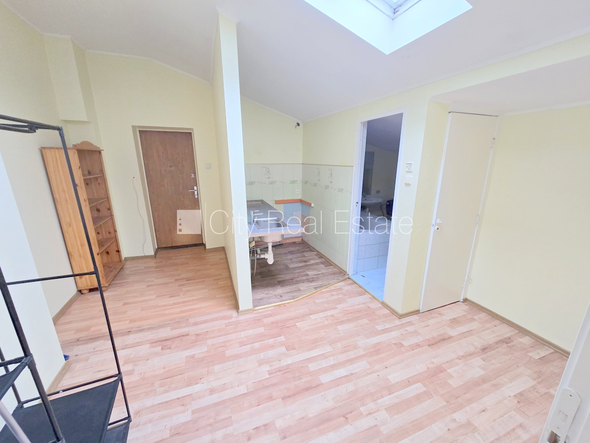 Sludinājumi. Fasādes māja, renovēta māja, vieta automašīnai, ieeja no pagalma, mansards, kāpņu telpa pēc Cena: 260 EUR/mēn Foto #15