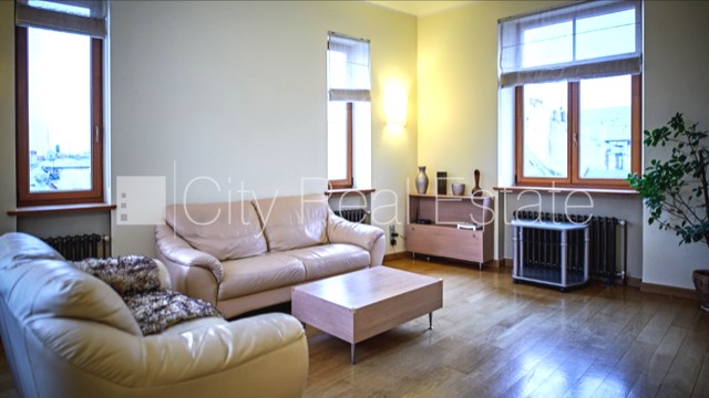 Sludinājumi. Fasādes māja, renovēta māja, ieeja no ielas, kāpņu telpa pēc kapitālā remonta, logi vērsti mājas Cena: 700 EUR/mēn Foto #1