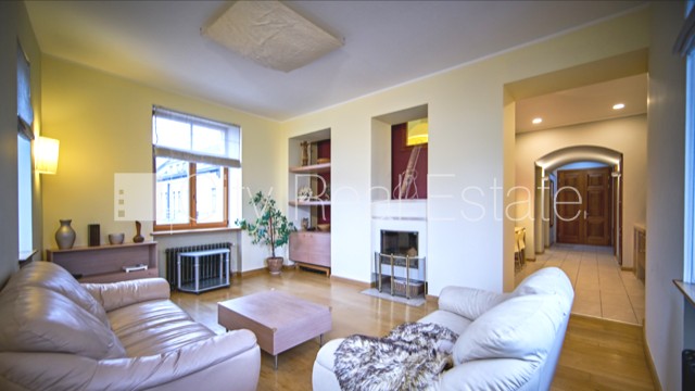 Sludinājumi. Fasādes māja, renovēta māja, ieeja no ielas, kāpņu telpa pēc kapitālā remonta, logi vērsti mājas Cena: 700 EUR/mēn Foto #2