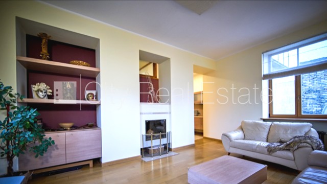 Sludinājumi. Fasādes māja, renovēta māja, ieeja no ielas, kāpņu telpa pēc kapitālā remonta, logi vērsti mājas Cena: 700 EUR/mēn Foto #3