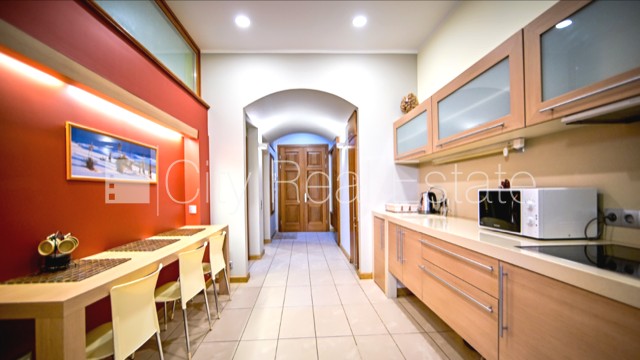 Sludinājumi. Fasādes māja, renovēta māja, ieeja no ielas, kāpņu telpa pēc kapitālā remonta, logi vērsti mājas Cena: 700 EUR/mēn Foto #5